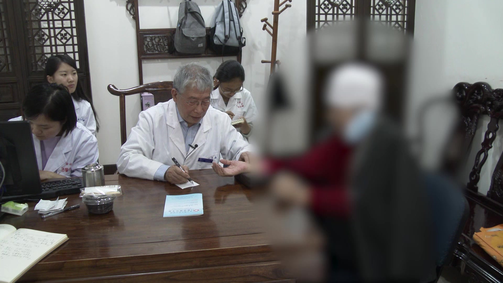 脾虚湿盛中气下陷：72岁女性慢性腹泻伴子宫下垂的健脾升阳法