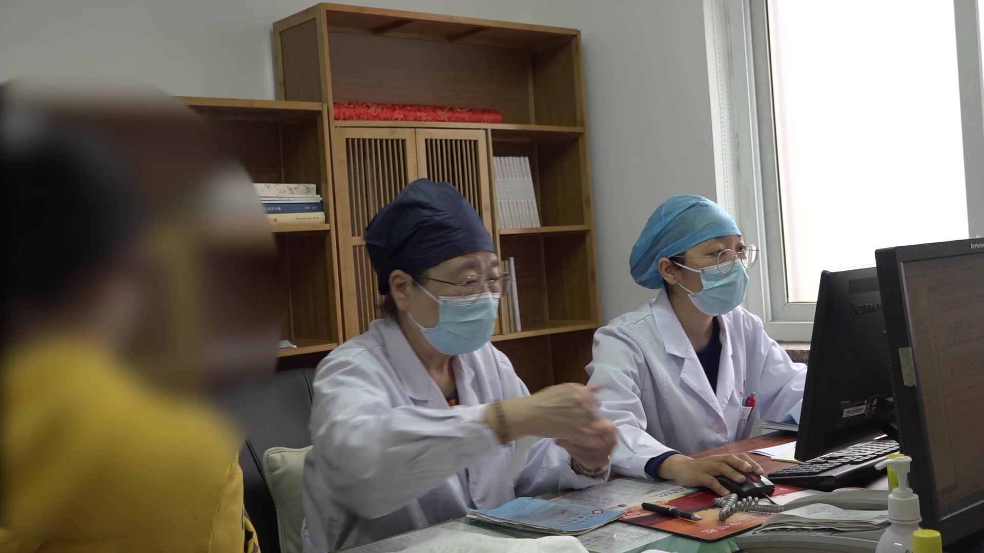 肝肾阴虚肝阳上亢：49岁女性经断前后燥热汗出的滋肾平肝清热法