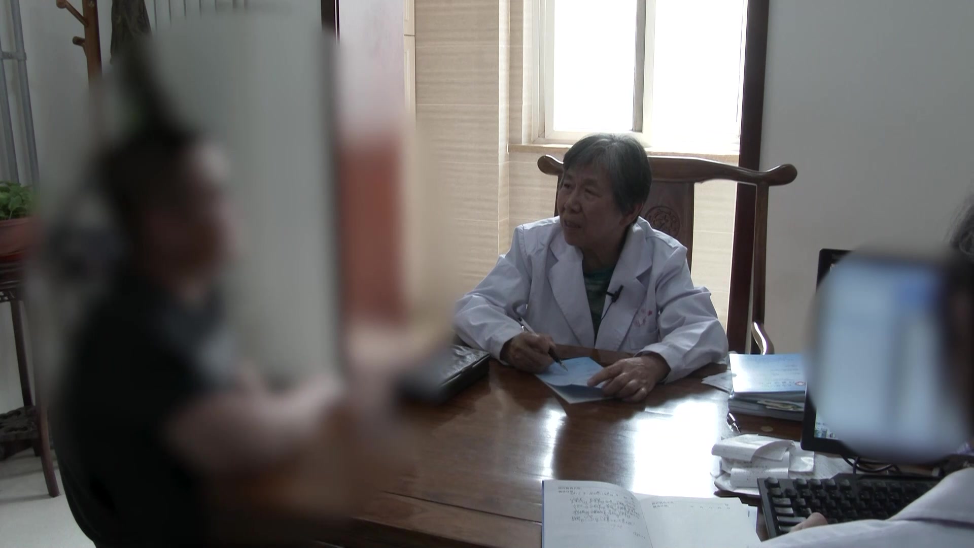 气虚湿阻：37岁男性长期饮酒致胸闷心累的益气化湿法