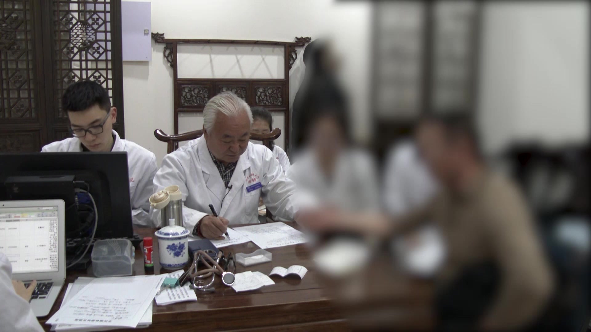肝胃湿热：37岁男性反流性食管炎伴高血糖，清化湿热佐以控酒调摄