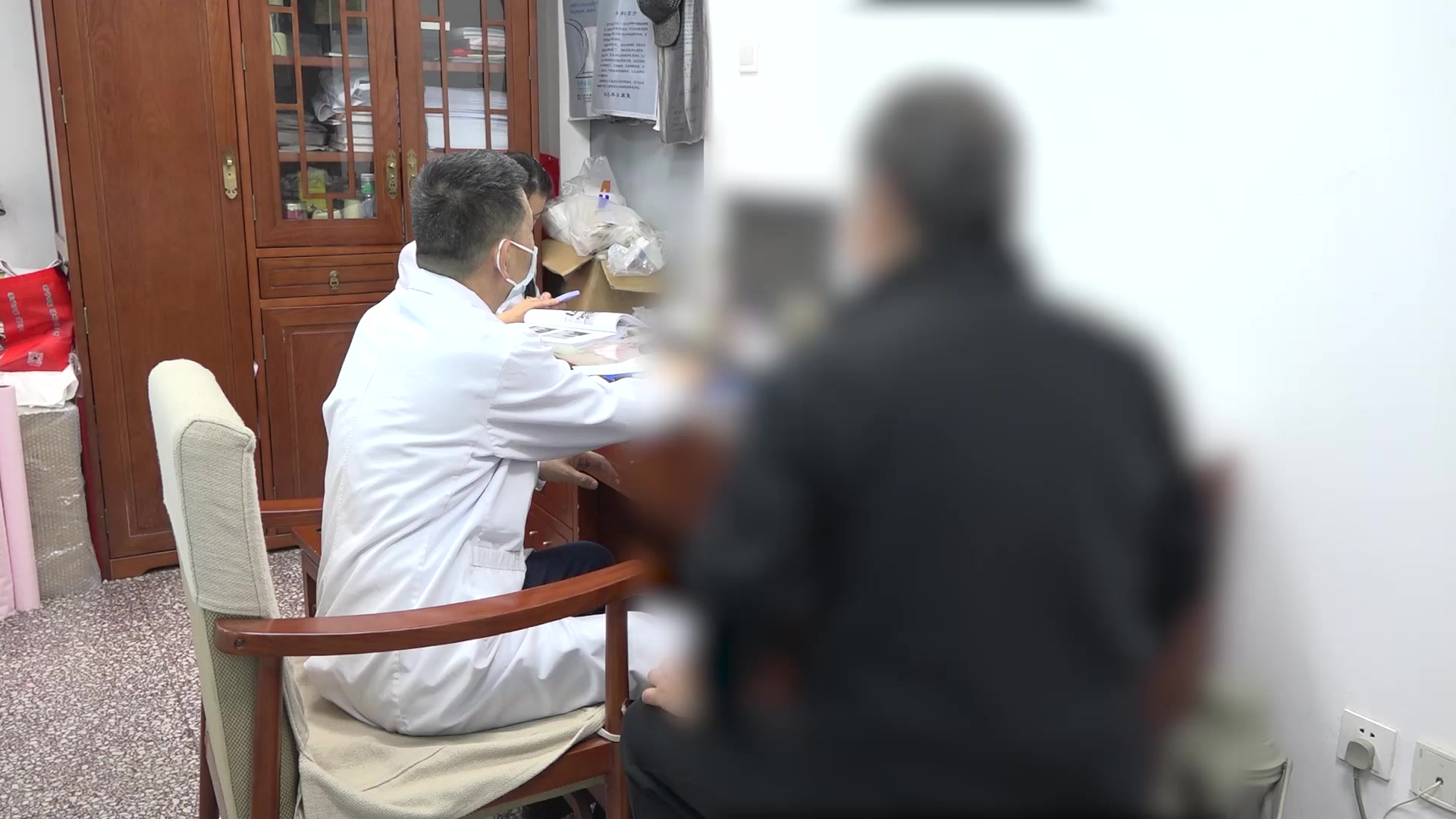 尾骨痛伴有根骨痛 骨质增生（脚后跟疼）跖筋膜炎 男 50岁