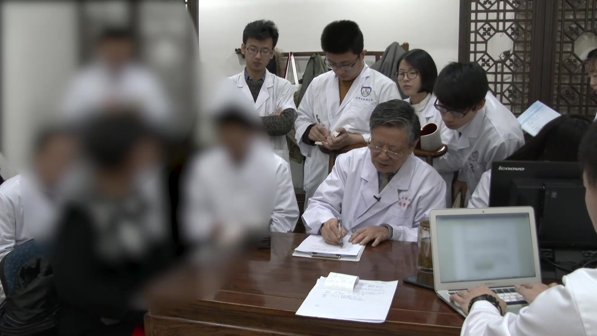 脾虚痰湿内扰：55岁女性高血压失眠舌苔厚腻的健脾化湿法