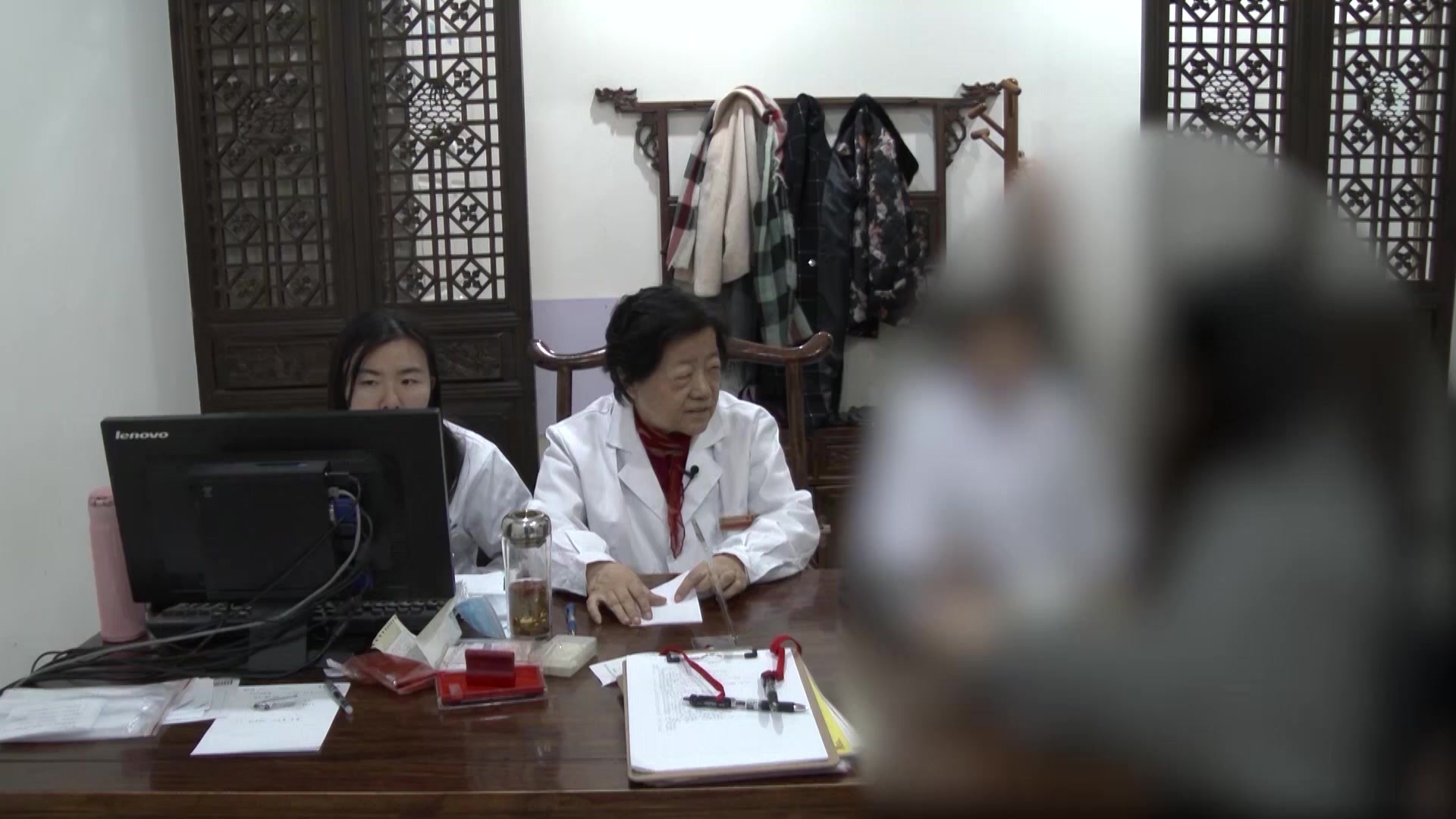 湿热下注兼肝郁：24岁慢性盆腔炎带下异常与经行关节痛的清利疏肝法