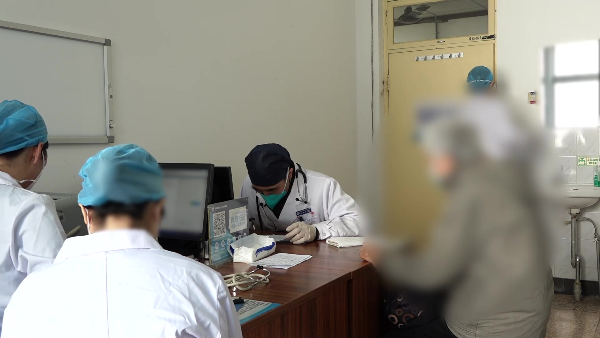 湿热内蕴心肝火旺：79岁老年女性发作性心悸的清热化湿法