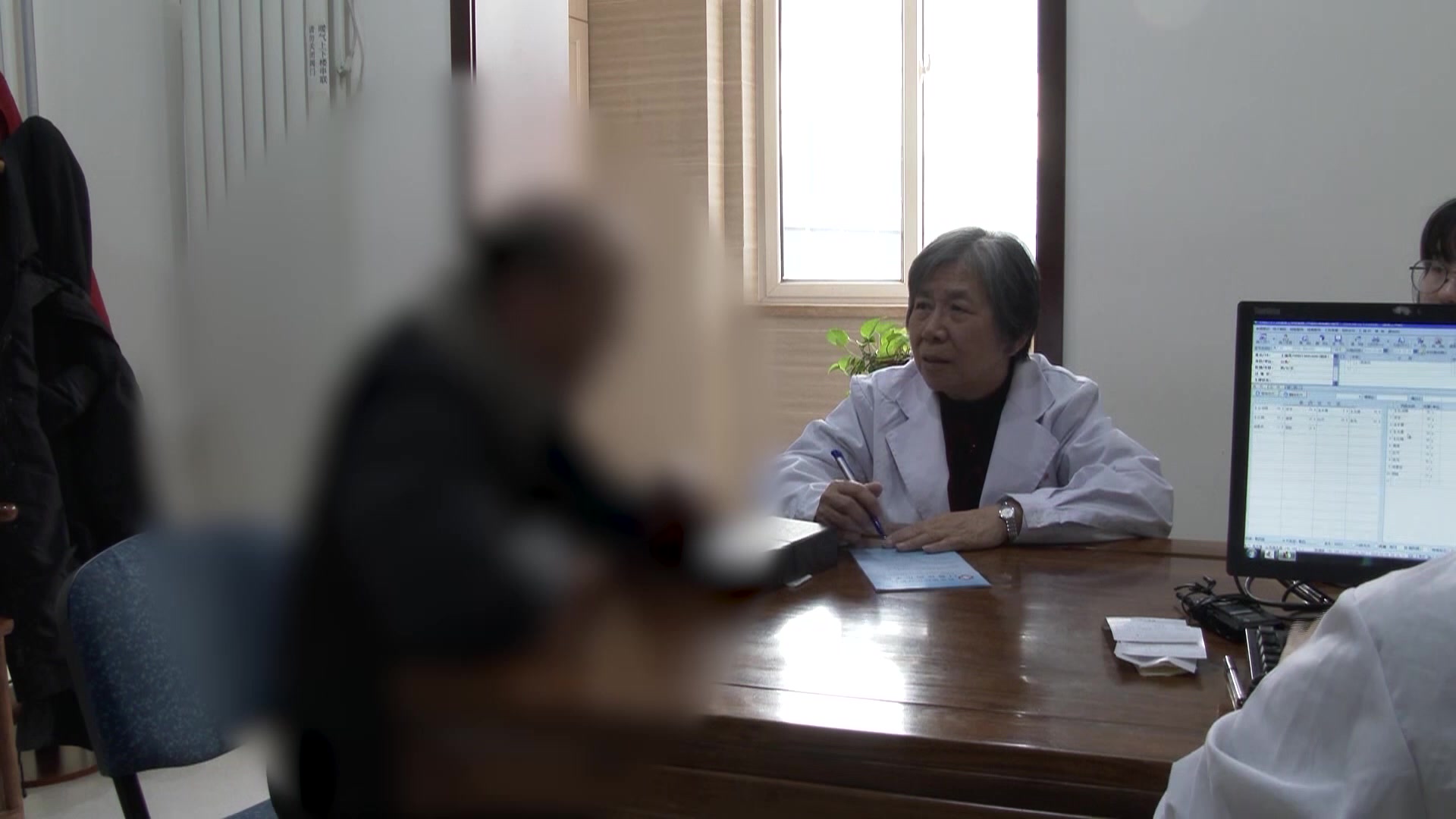 外寒里热痹证：40岁男性关节游走痛遇寒加重的清补兼施法