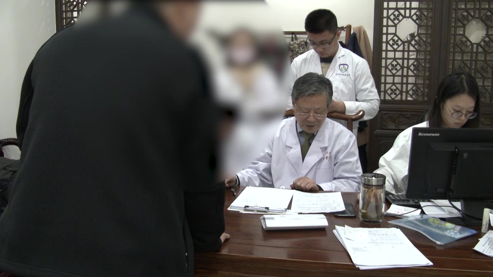 过敏论治头痛：8岁男孩偏头痛伴呕吐畏光的抗过敏中药治疗