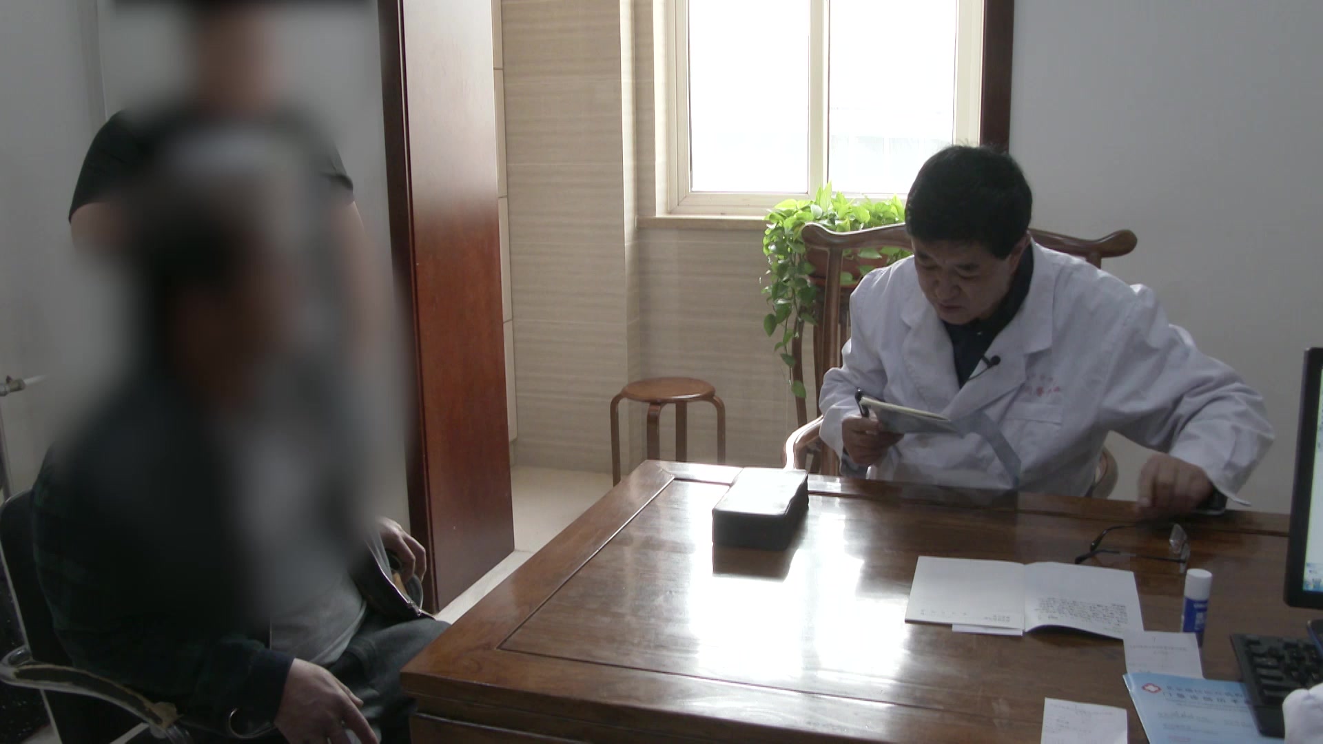 肝气郁结证：61岁男性胸闷气短急躁易怒的疏肝解郁调治