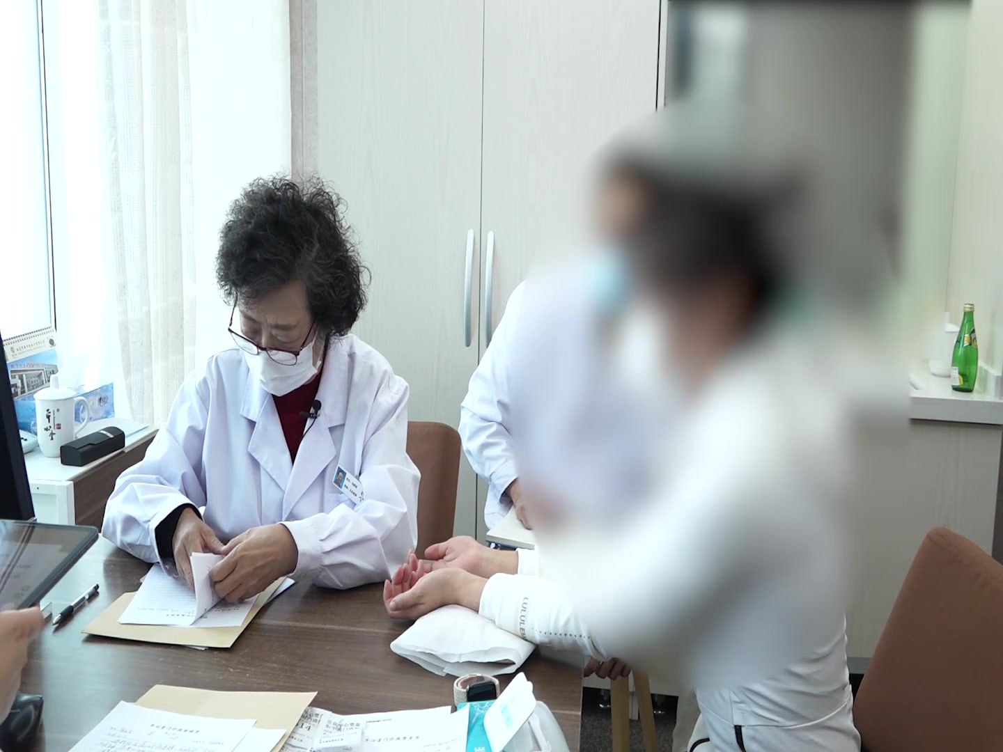 肝胆湿热挟瘀：35岁女性咽部异物感之清利通腑活血法