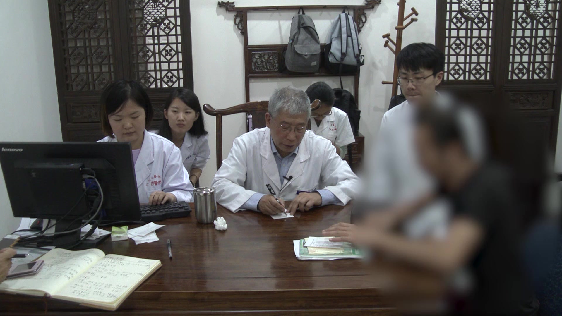 脾虚肝郁心神不宁：38岁男性失眠伴腹泻的温中安神法