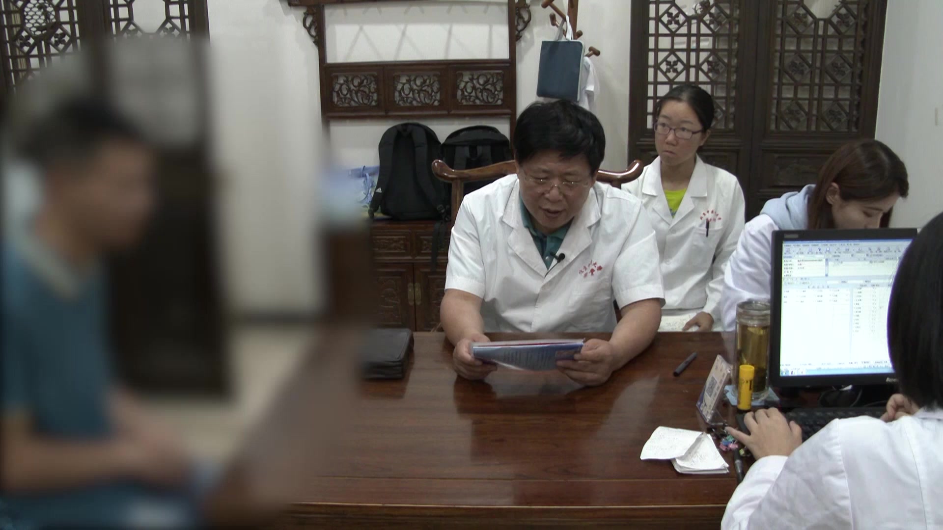 脾胃虚寒湿热中阻：34岁男性右腹胀怕凉的厚朴温中汤清化法