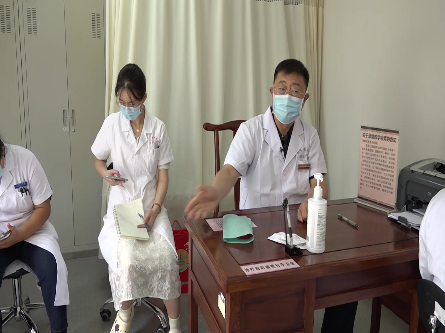 湿热瘀阻、气血不畅：成年女性面部皮炎红肿硬痒的清热活血通腑法