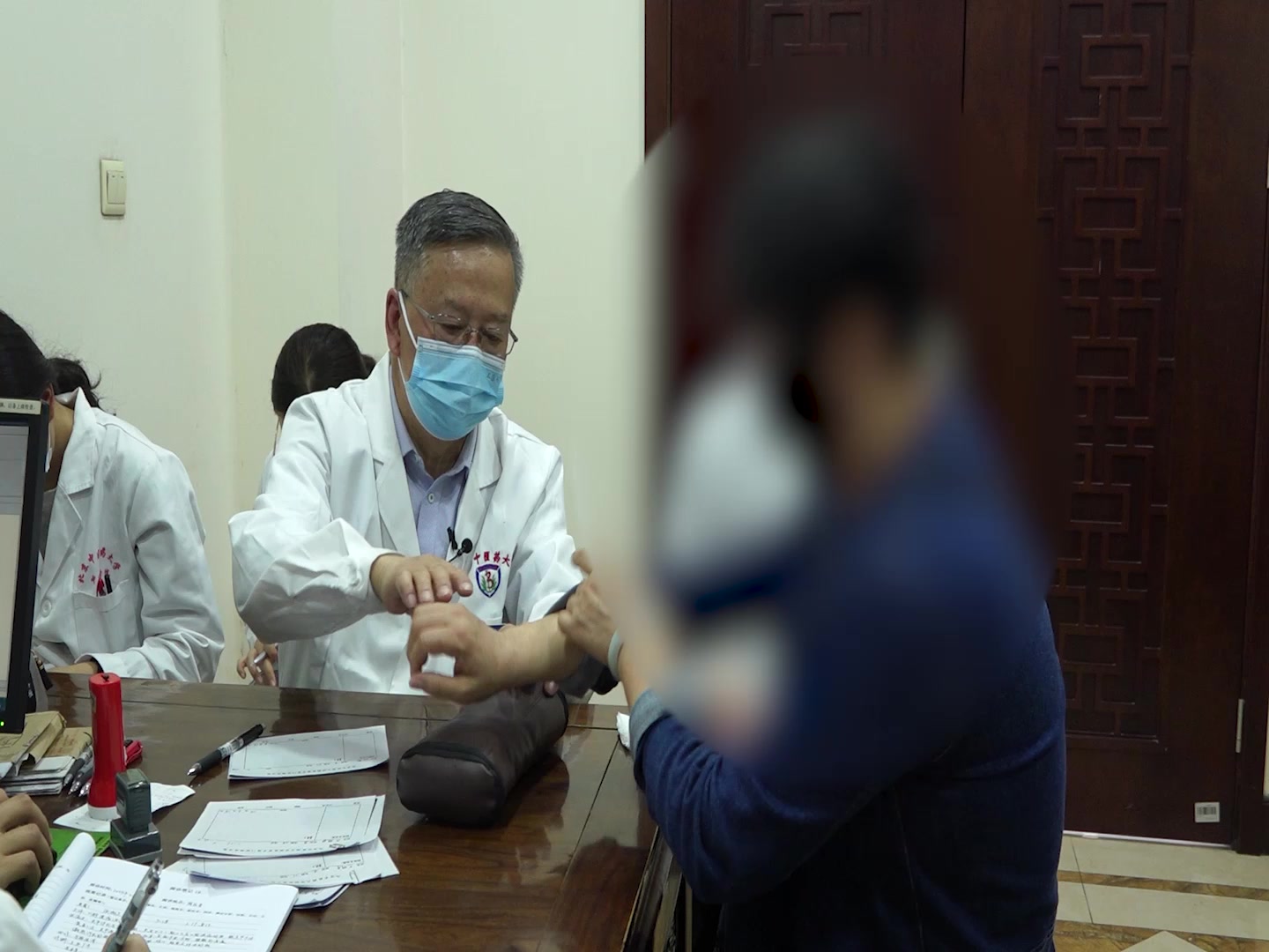 肝郁脾虚痰热内扰：49岁女性胃痛反酸伴胸痛失眠的疏肝清热和胃法