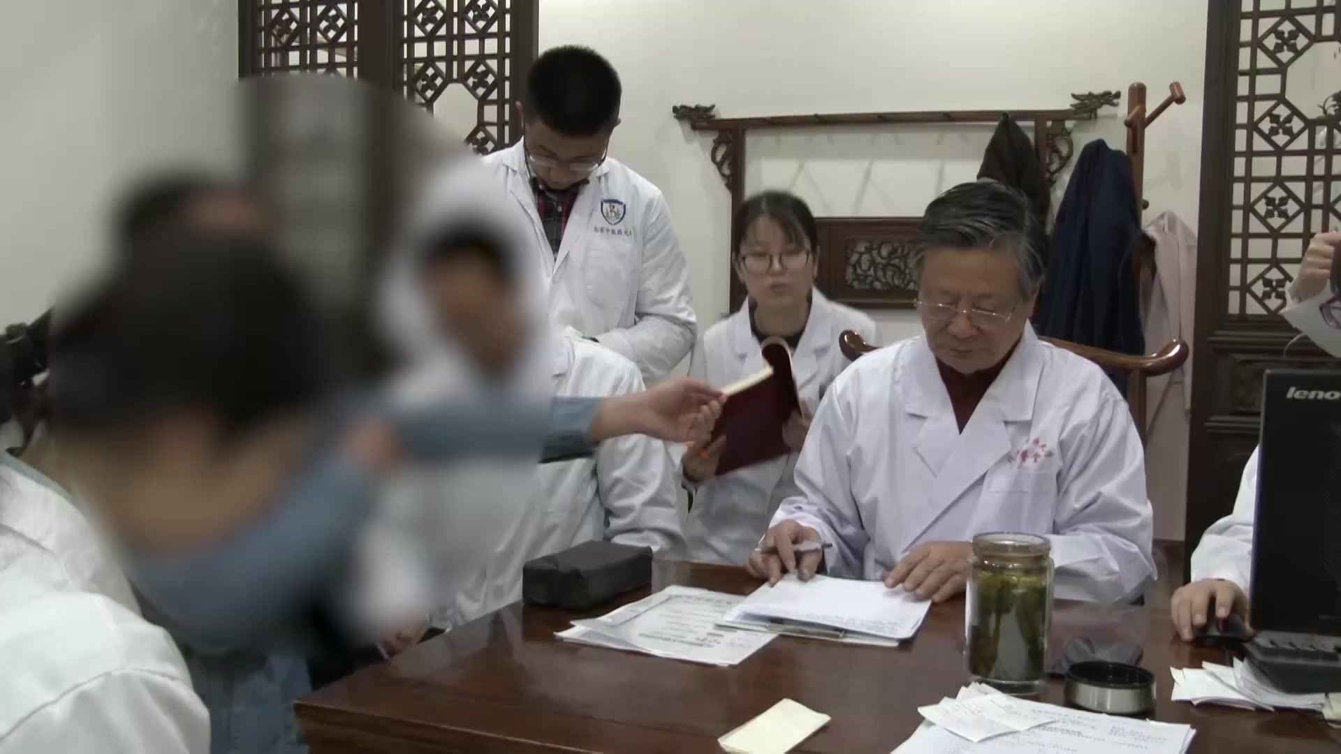 心肾不交脾虚湿蕴：37岁男性失眠口溃便溏的交通心肾健脾法