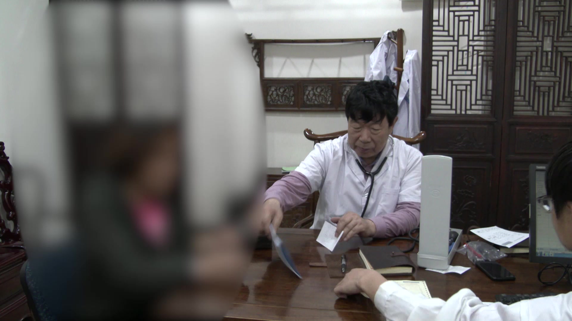 湿热下注证：59岁女性带下瘙痒身重之清热利湿内外合治