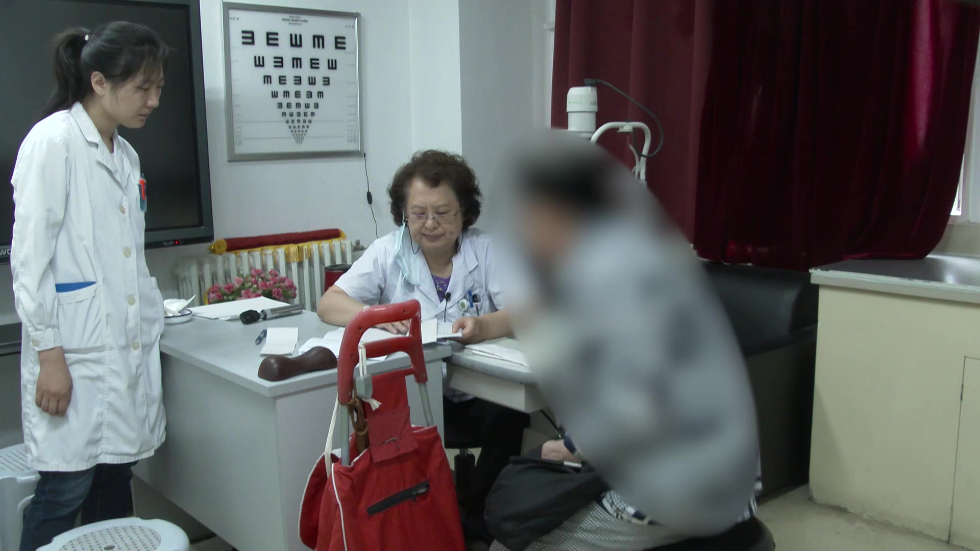 肝肾阴虚兼脾虚便溏：67岁红斑狼疮结膜炎视野改善的调方策略