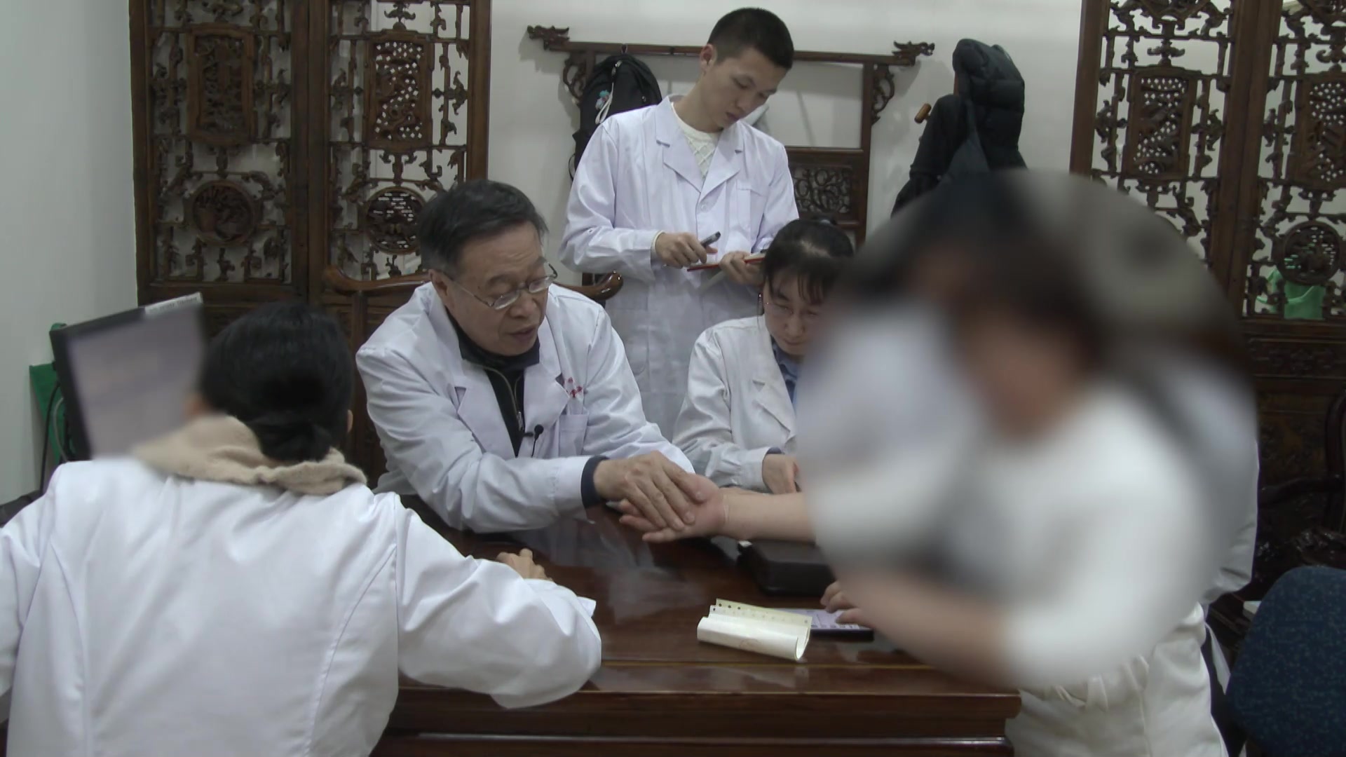 脾肾亏虚络脉失养：42岁女性肾小球肾炎伴腿软无力调治