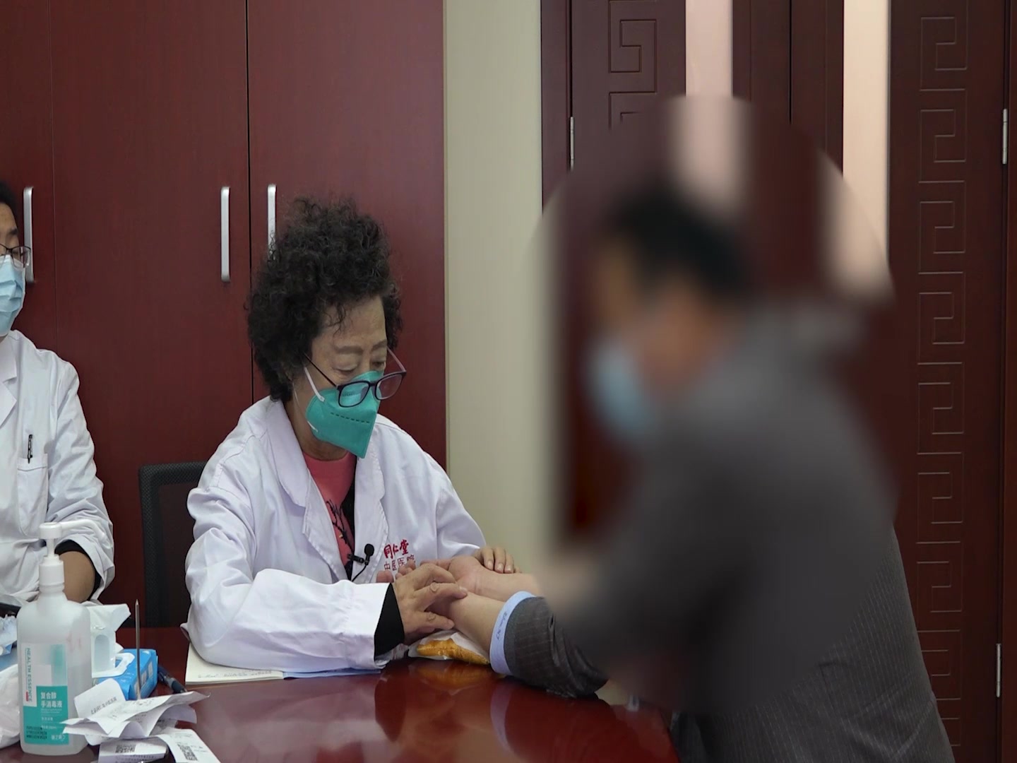 肝热脾寒水饮上逆：57岁男性气上冲胸夜尿便溏的温阳平冲法