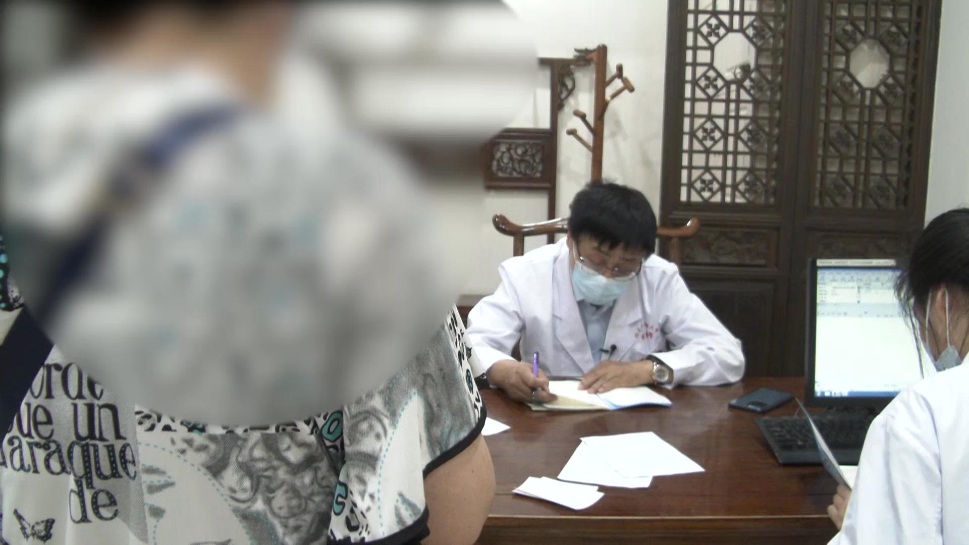 脾胃虚寒肝气乘脾：34岁男性泄泻复诊早起腹痛喜按的缓急止痛法