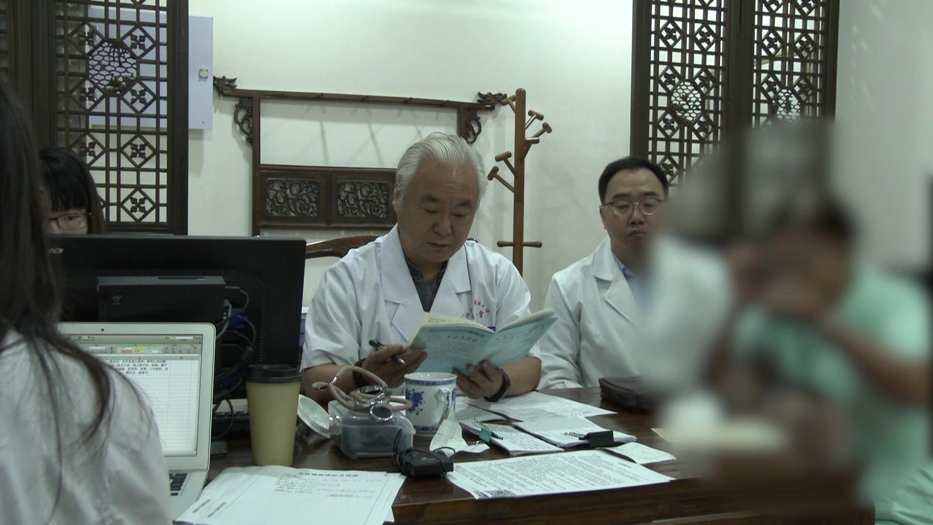 气滞血瘀：61岁女性胆结石术后胆经瘀滞下肢胀痛腹泻的疏胆和胃与食管修复法