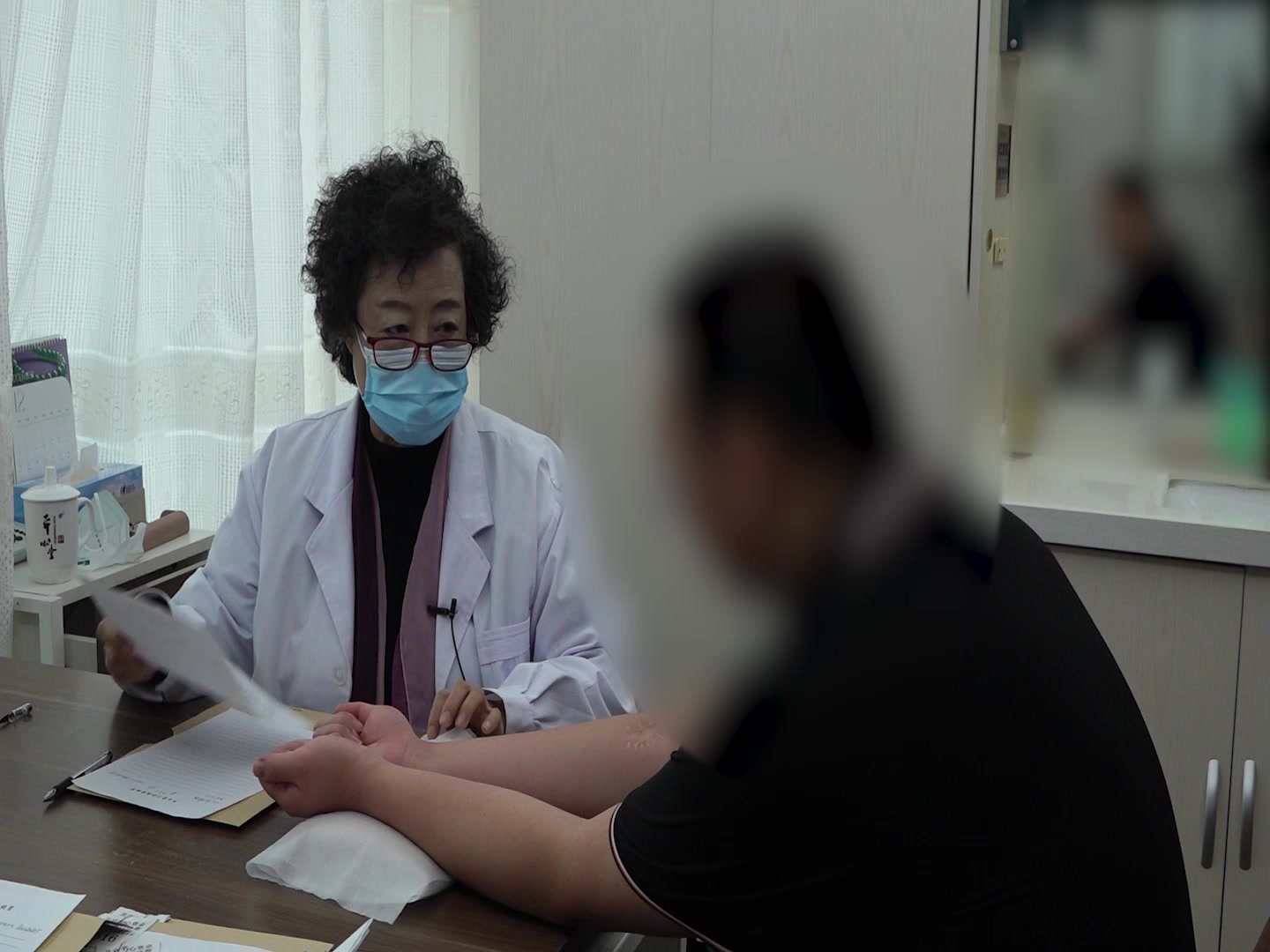 胃热脾虚湿热内蕴：19岁青年多汗口渴心烦的清热化湿疏肝法