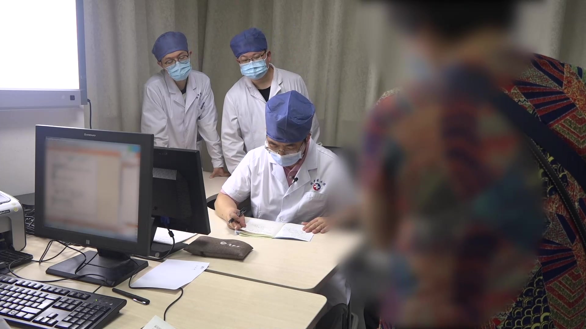 气滞血瘀证：58岁男性颈椎病颈肩僵痛的手法配合中药治疗