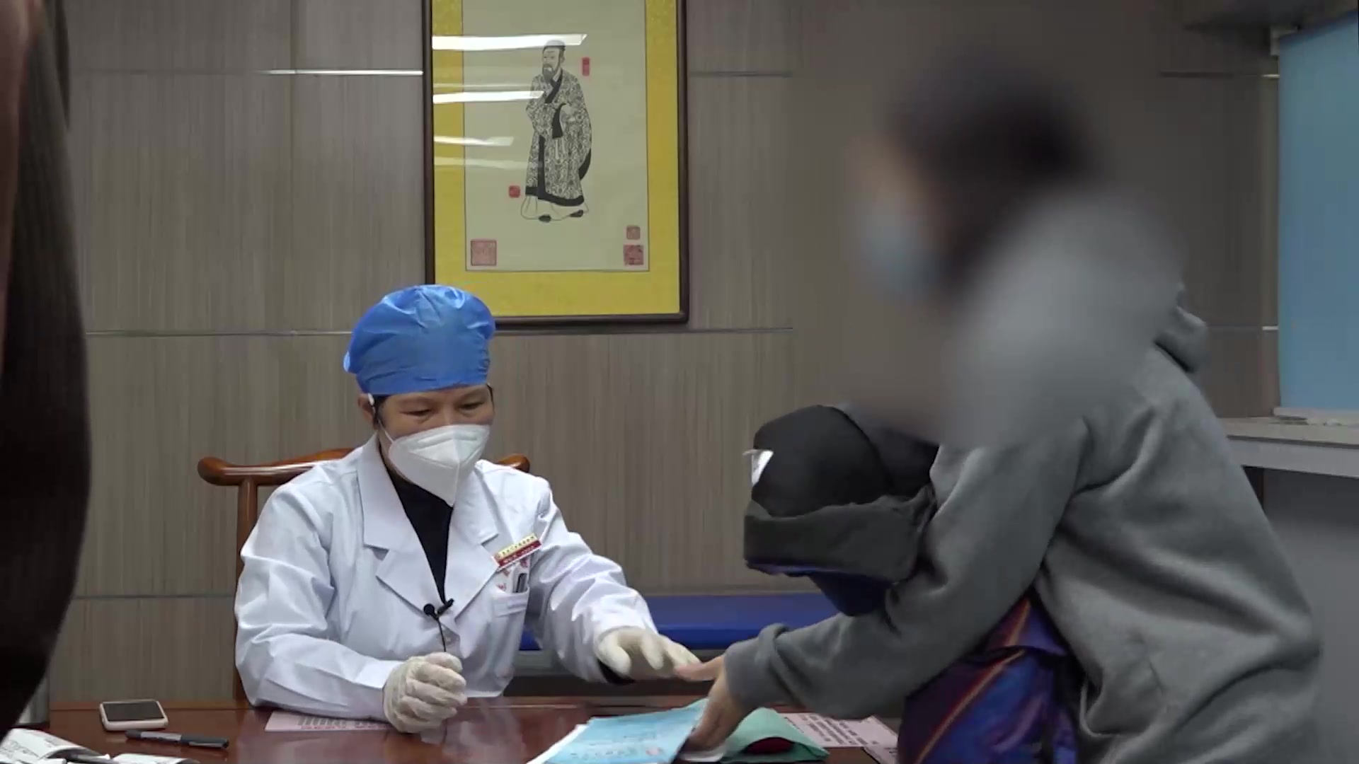 脾虚湿热下注：33岁女性慢性肾炎尿潜血伴泄泻从脾治肾法