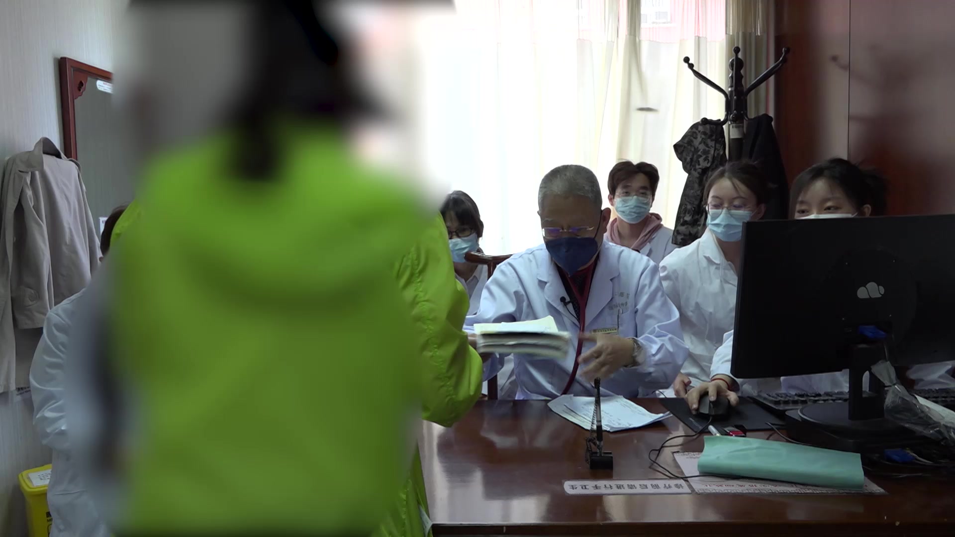 痰热内蕴肺窍不利：4岁女童腺样体肥大打鼾便秘的麻杏石甘合荆翘饮法