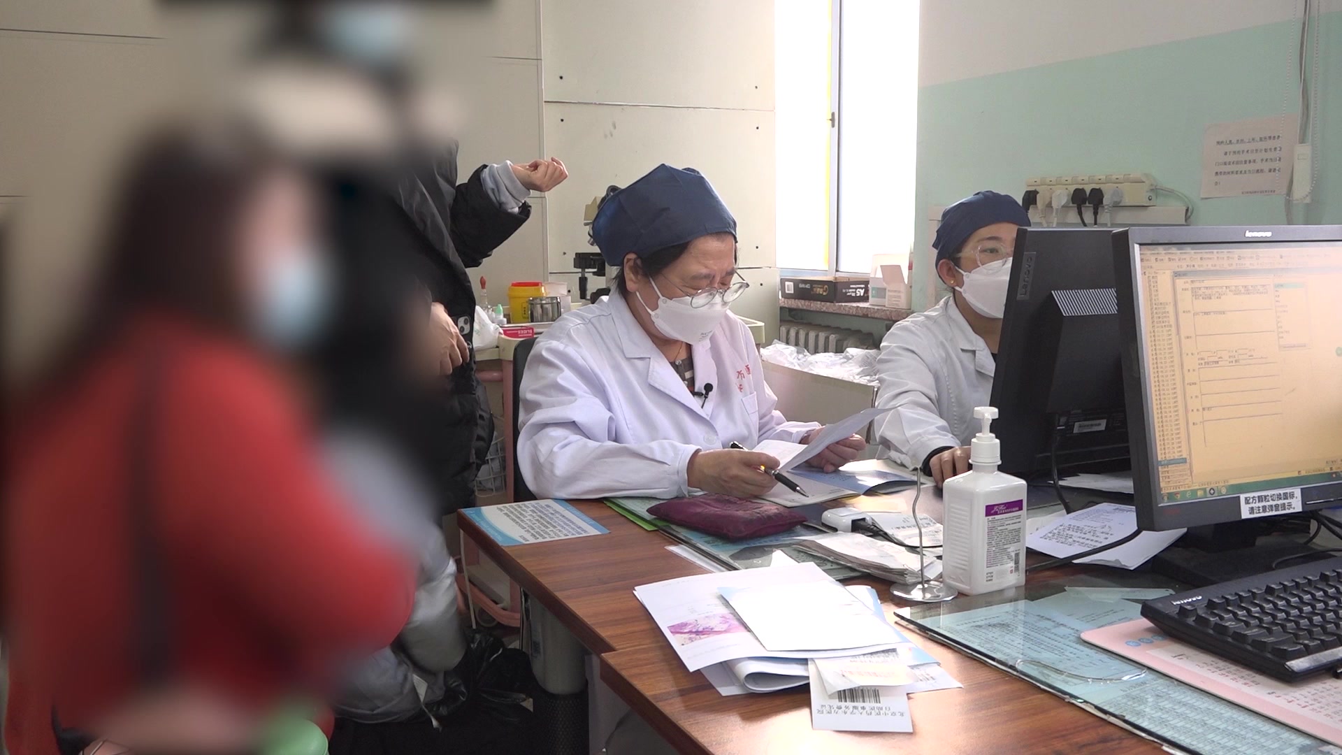 湿热下注：33岁女性霉菌性阴道炎的中西医结合从根论治