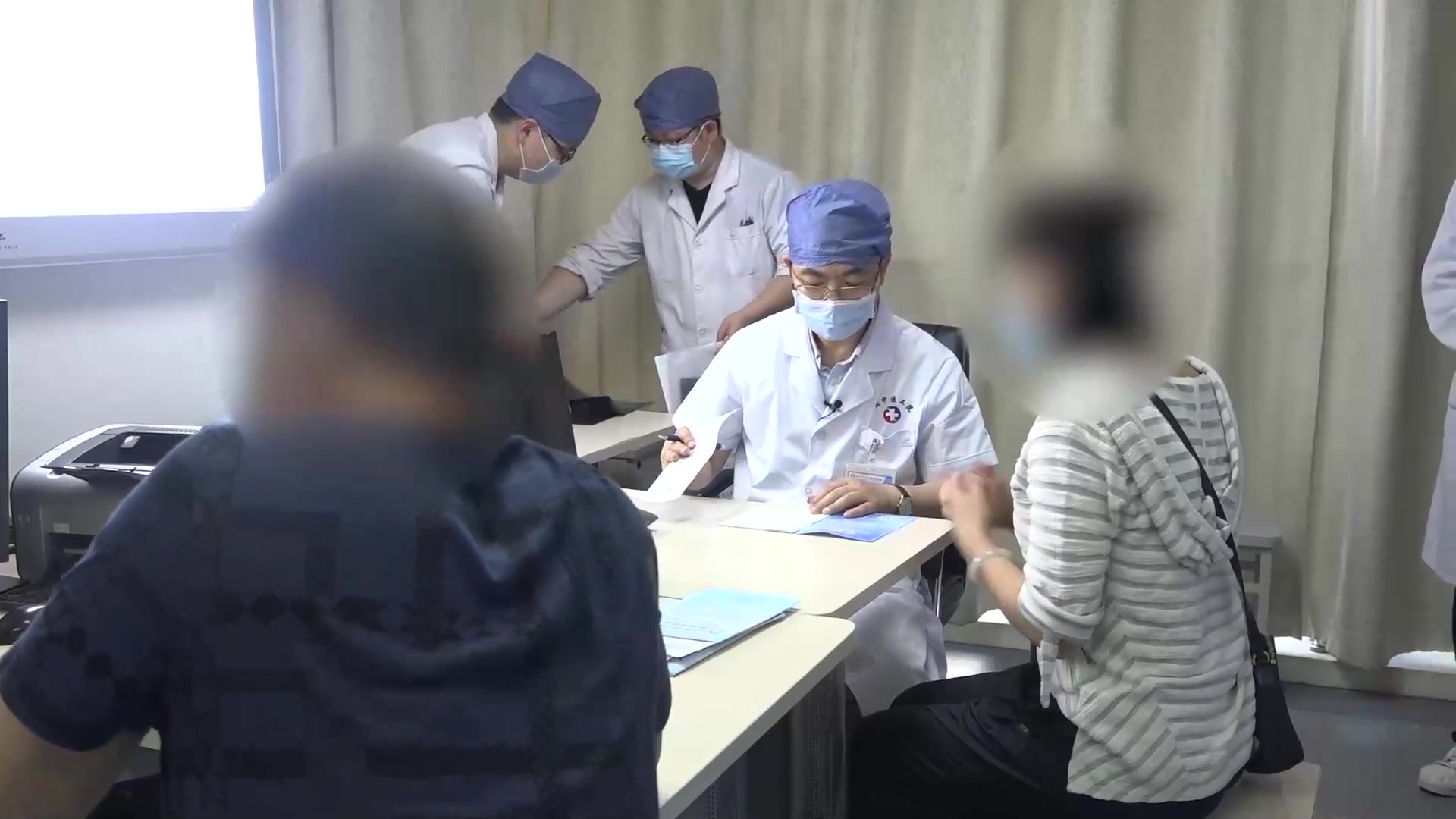 外伤胸痛与髋关节发育不良：46岁女性肋骨软骨损伤及髋痛的中药辨治