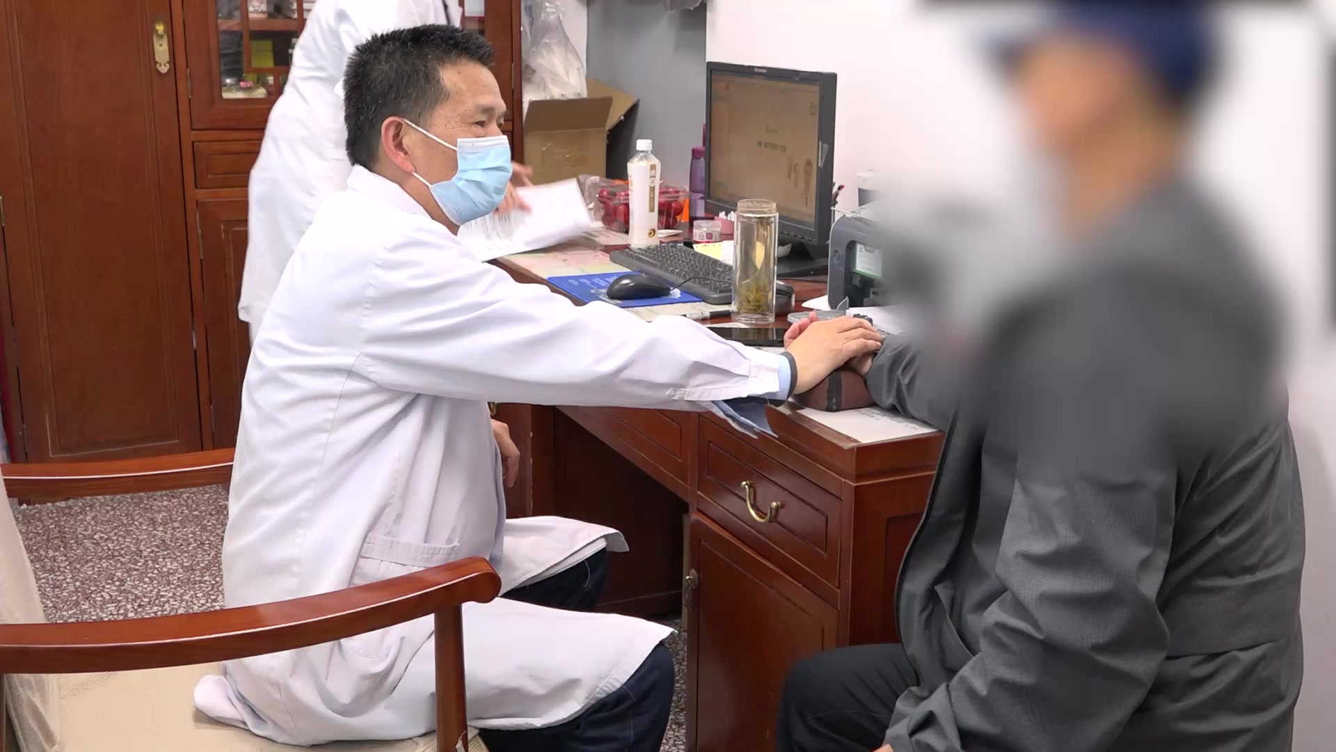 肝火上扰肾阴亏虚：60岁男性右耳突聋3个月的针灸泻肝补肾法