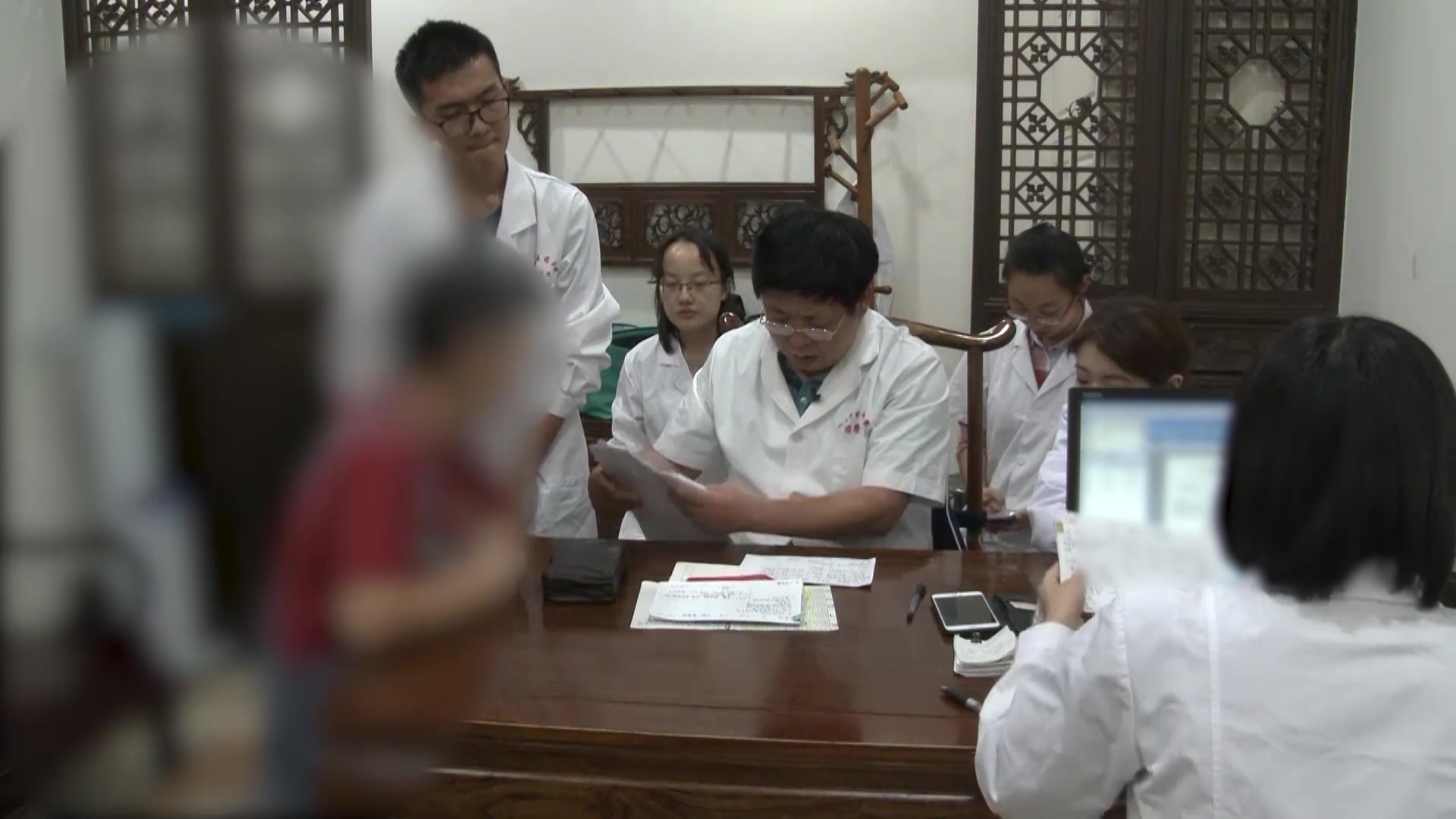 脾胃虚寒气机郁滞：51岁女性重度萎缩肠化腹胀便难的温中行气法