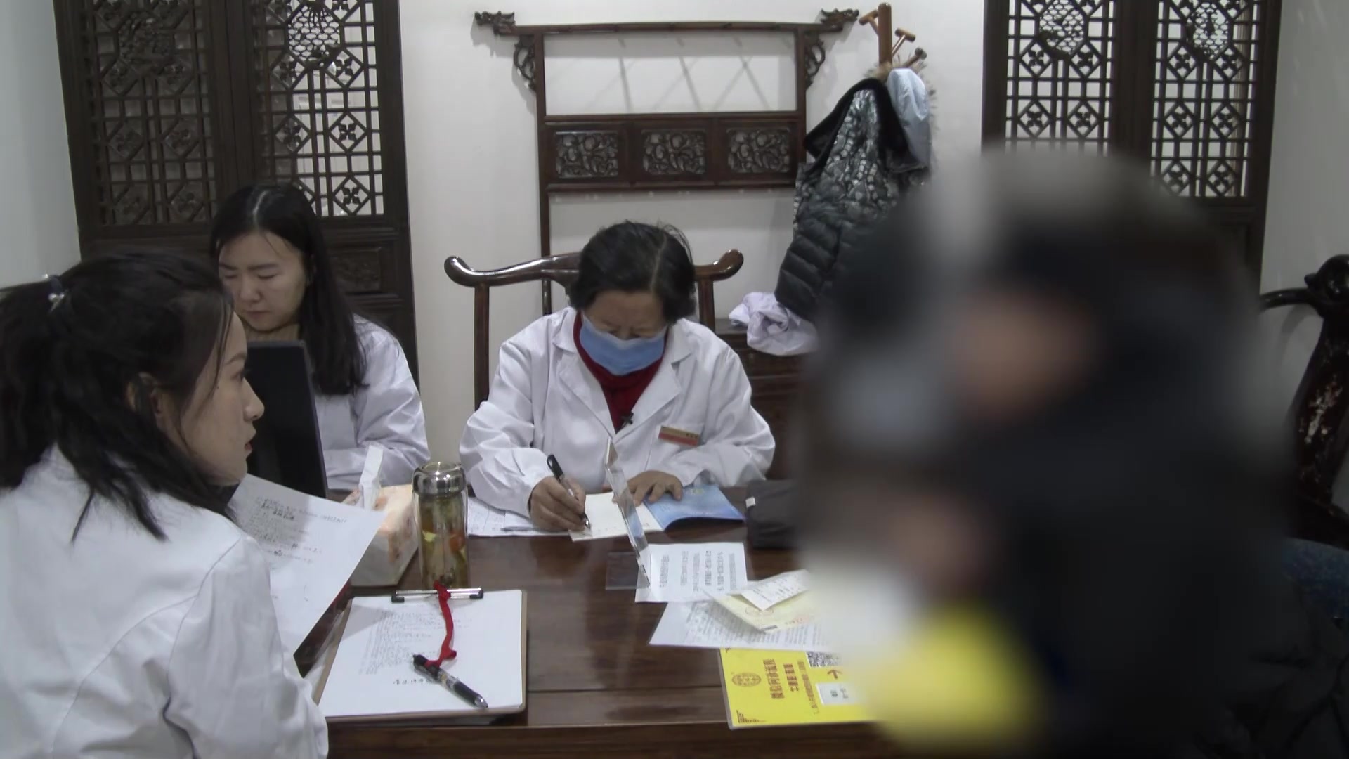 气虚血瘀：46岁女性乳腺结节子宫肌瘤伴痛经多梦的中药调治