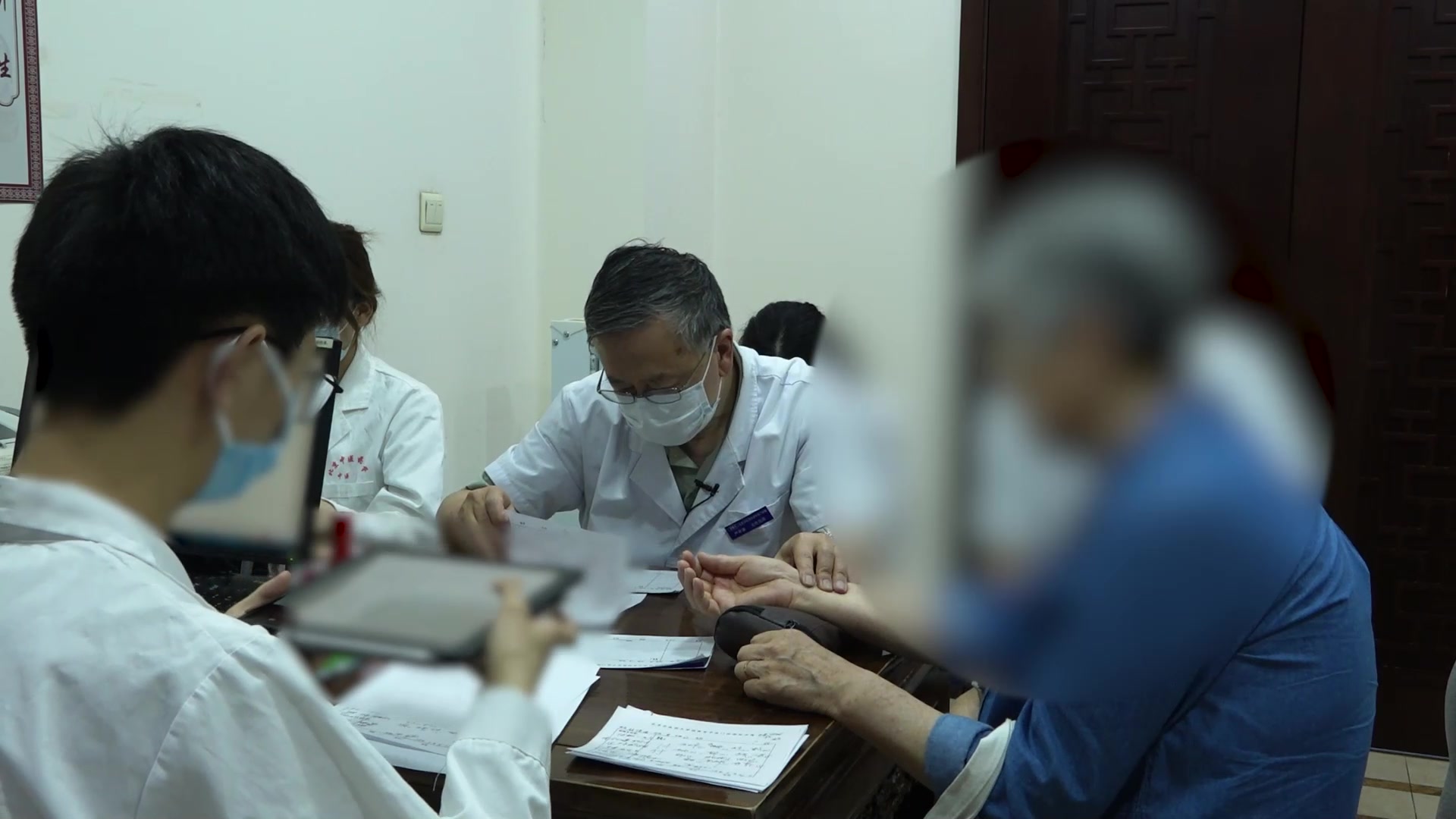 心肾不交肝郁气滞：69岁女性胸痹房颤频发伴焦虑的交通心肾疏肝益气法
