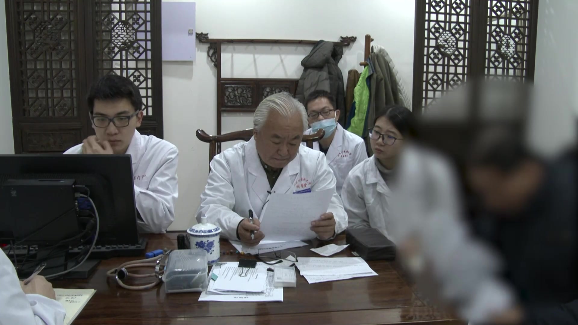 寒热错杂心肾不交：64岁男性失眠口疮胸痹的交通心肾调升降法