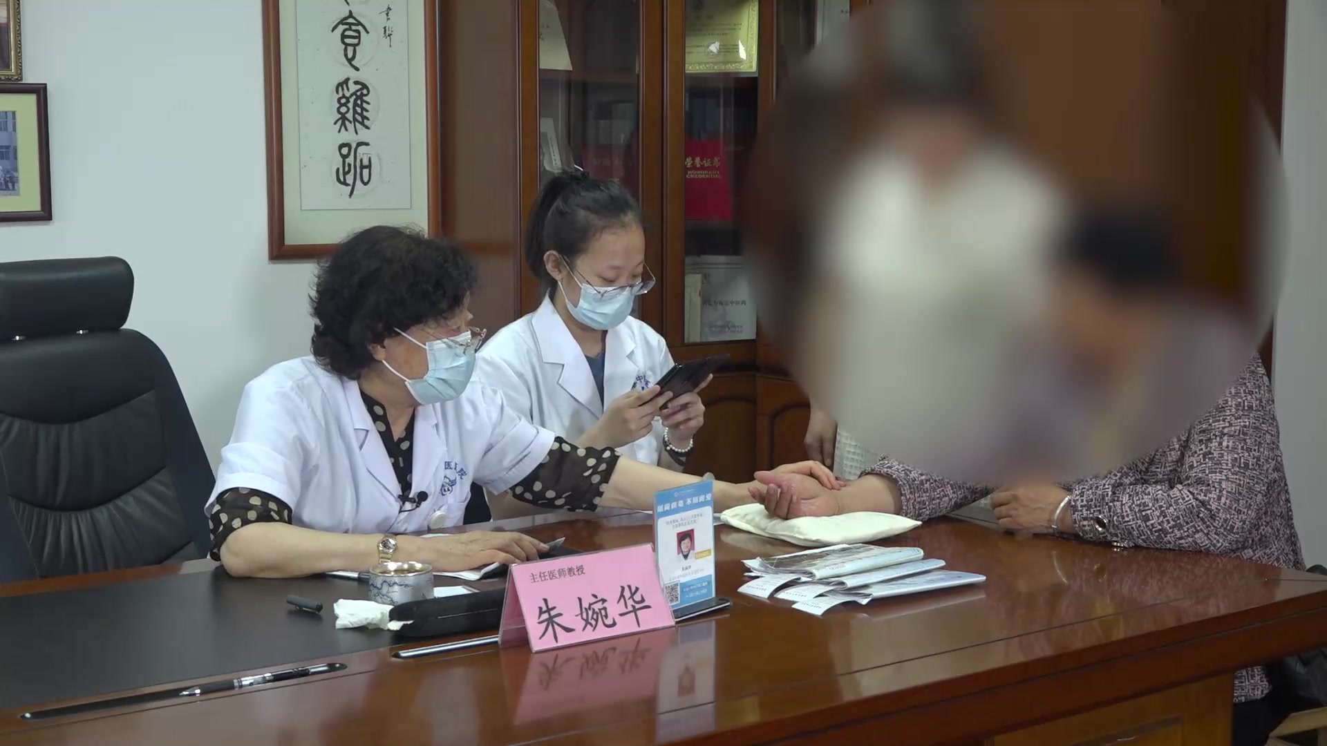 膝骨关节炎：68岁患者起立疼痛的针灸中药熏蒸综合治疗