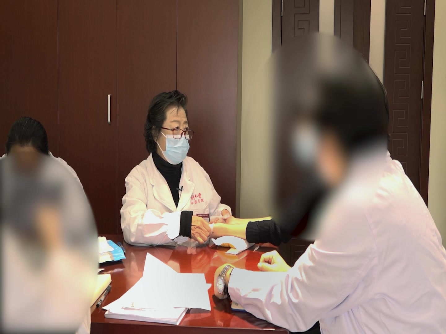 肝胃兼证脾虚血少：32岁女性胃痞打嗝食少便溏的健脾疏肝清热法