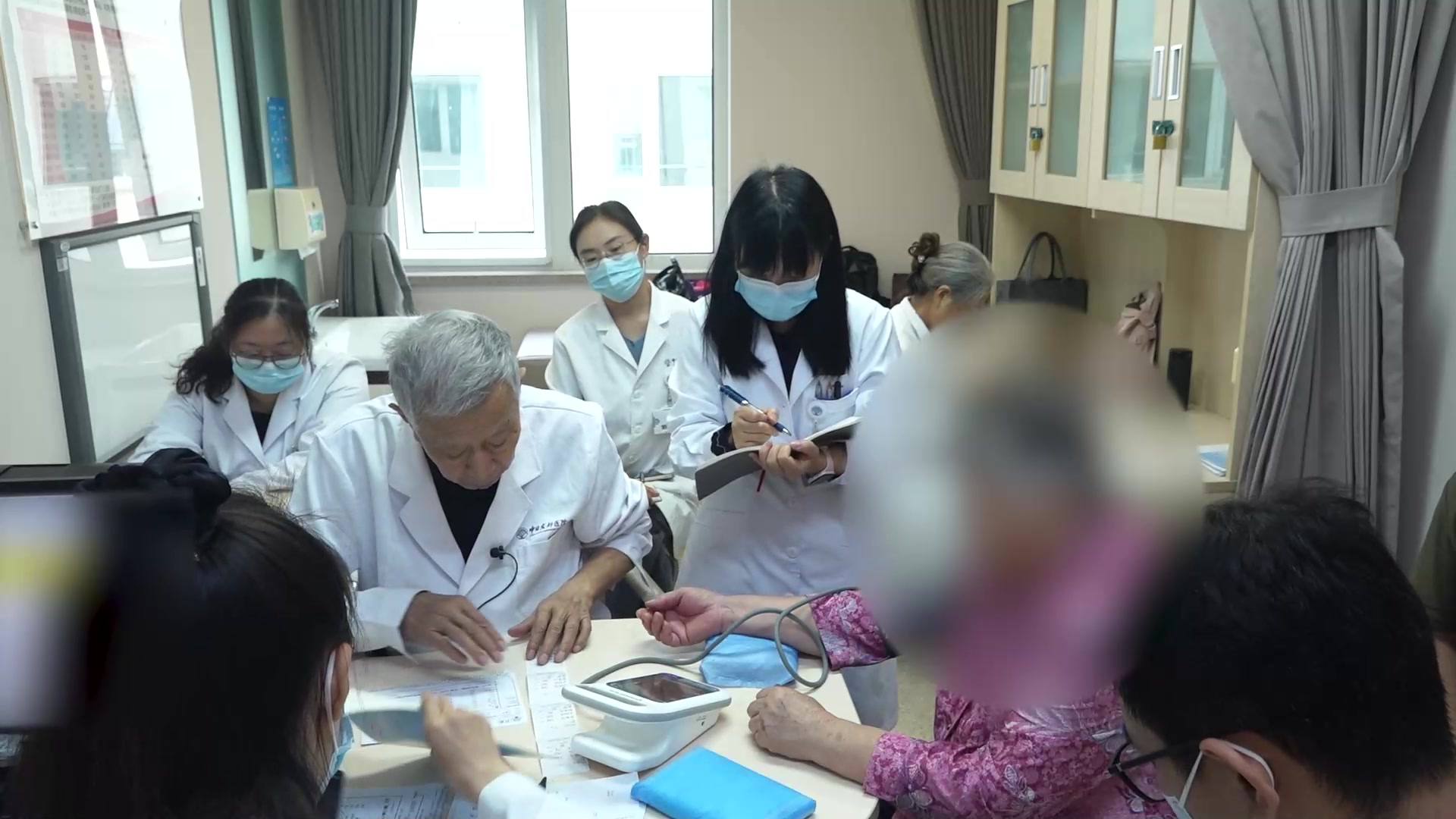 气虚血瘀夹湿证：72岁椎管狭窄腰痛患者行走困难，补肾活血强筋骨