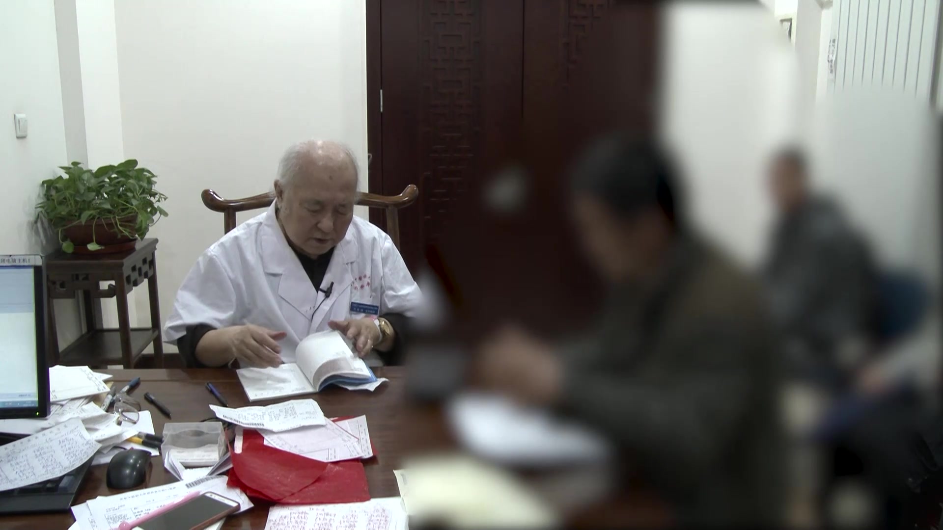 阳虚阴盛格阳：53岁男子下肢冷如冰、失眠的上热下寒辨治