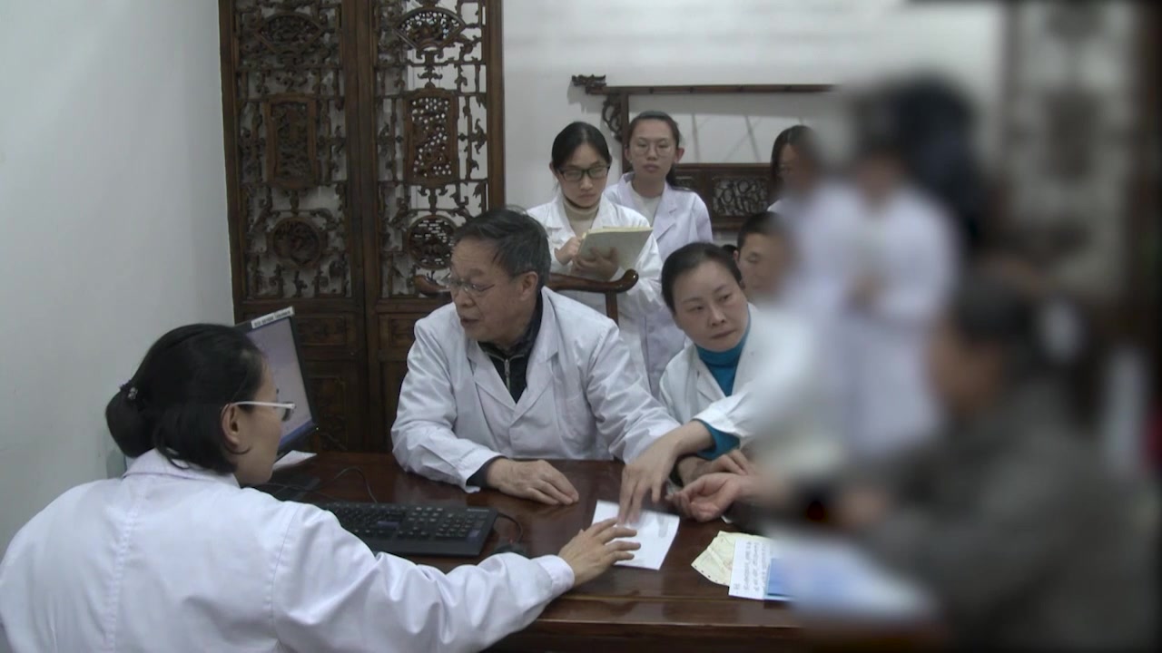寒热错杂湿热内蕴：51岁女性牙龈灼痛伴手足厥冷的清上温下法