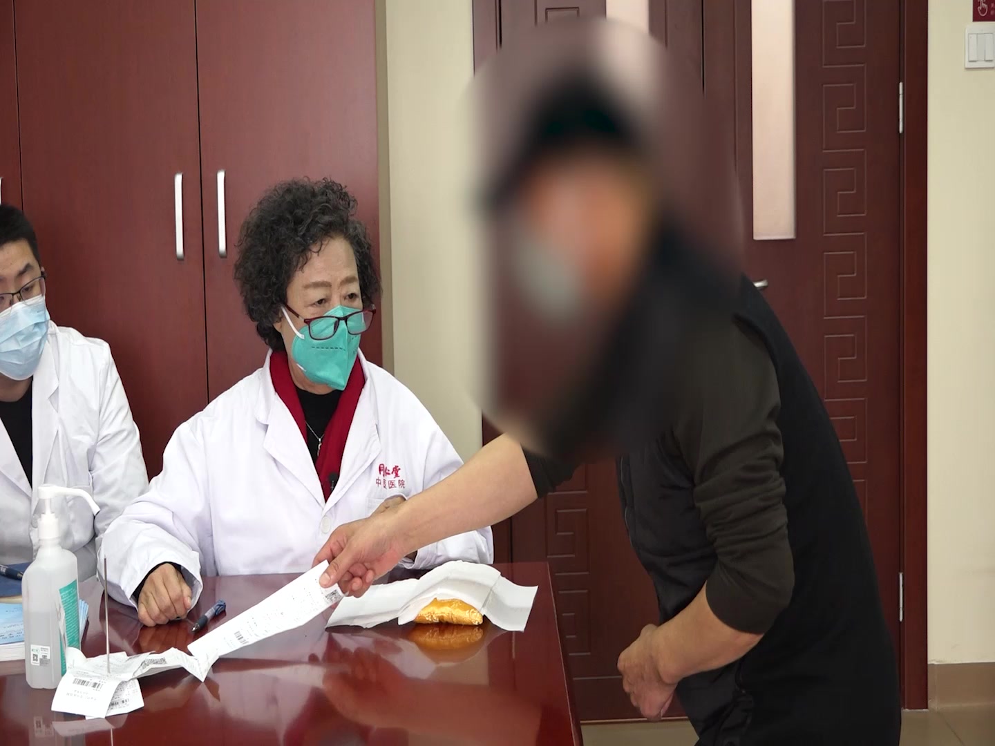 脾肾亏虚湿浊瘀阻：59岁糖尿病结肠癌术后患者便秘手脚麻木的润肠通便活血法