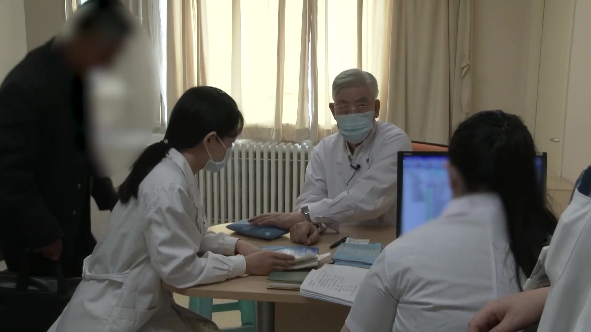 阴虚内热：60岁萎缩性胃炎患者胃痛缓解后手脚心发热的滋阴清热法