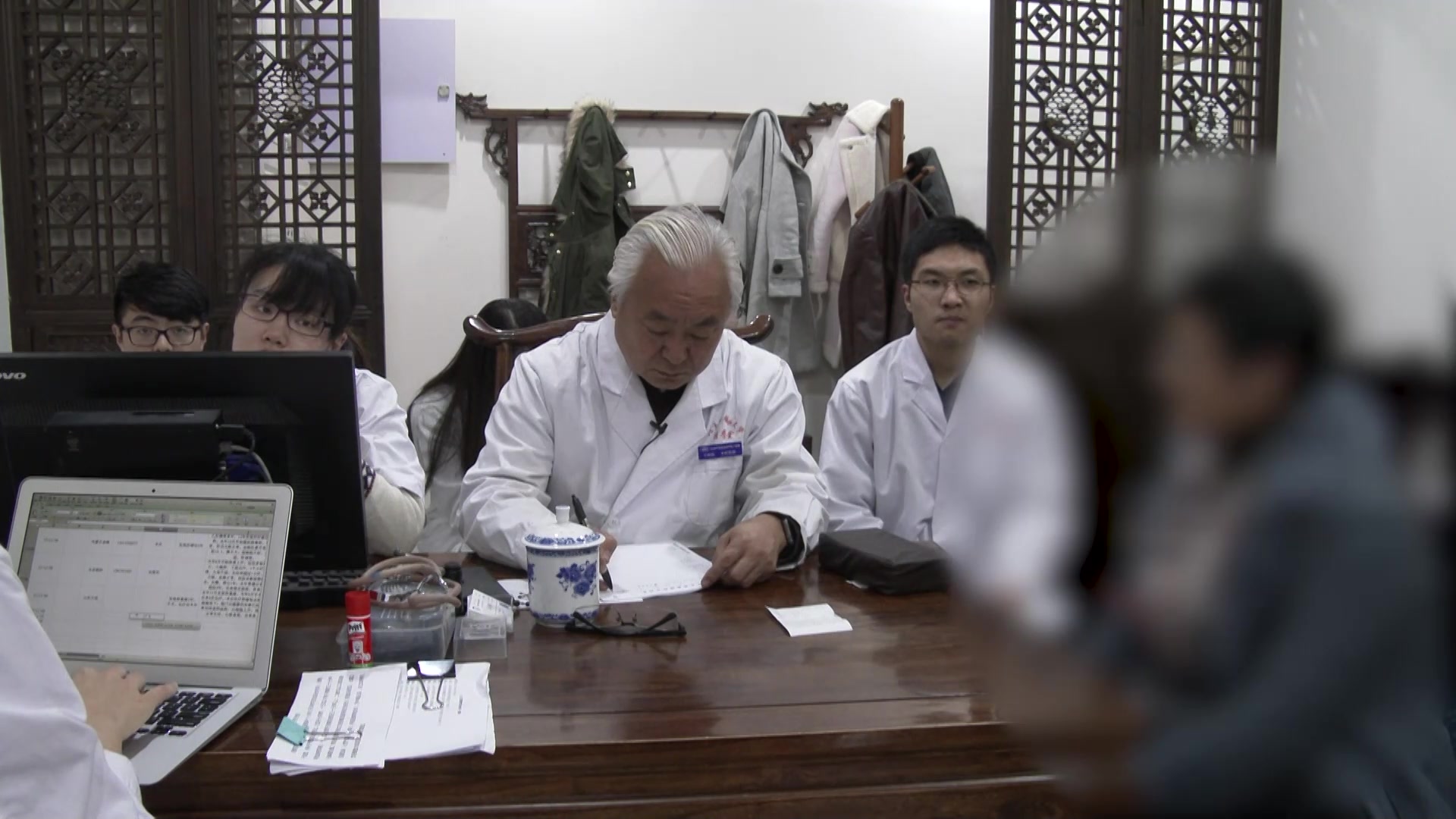 肾虚肝郁：43岁女性月经先后无定期伴便秘失眠的疏肝补肾调经法