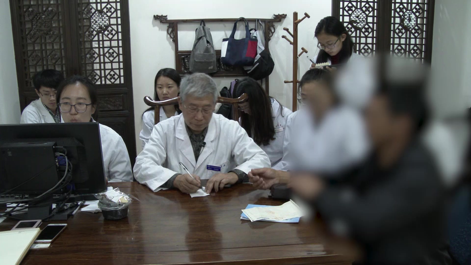 肝胃不和上热下寒：47岁男性口腔溃疡胃痞伴肢冷之清上温下调肝法