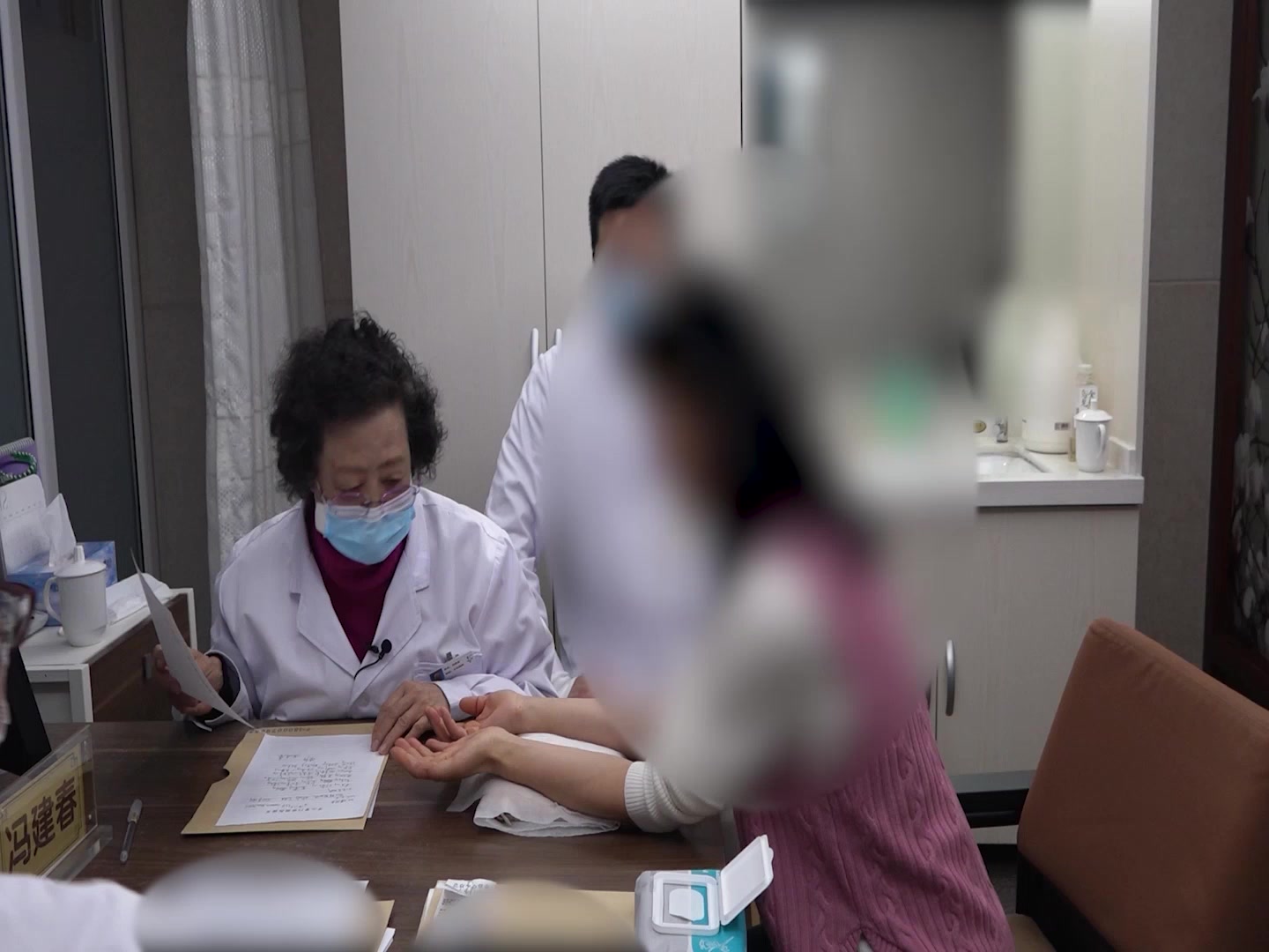 肝胆湿热兼气血亏虚：55岁女性皮肤黄染失眠的清热利湿兼调补法