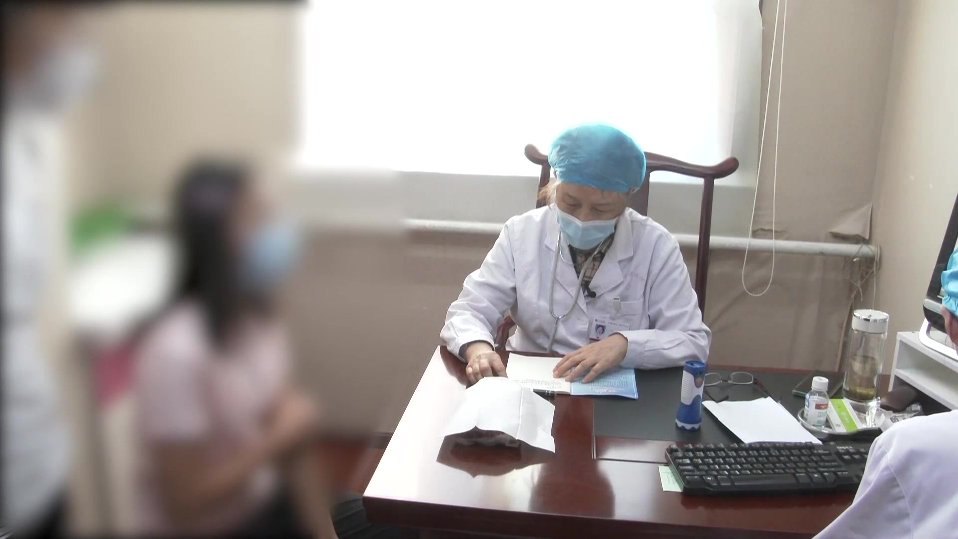 风邪外袭肝火内扰：12岁女童鼻炎痤疮内外合治的疏风清热法