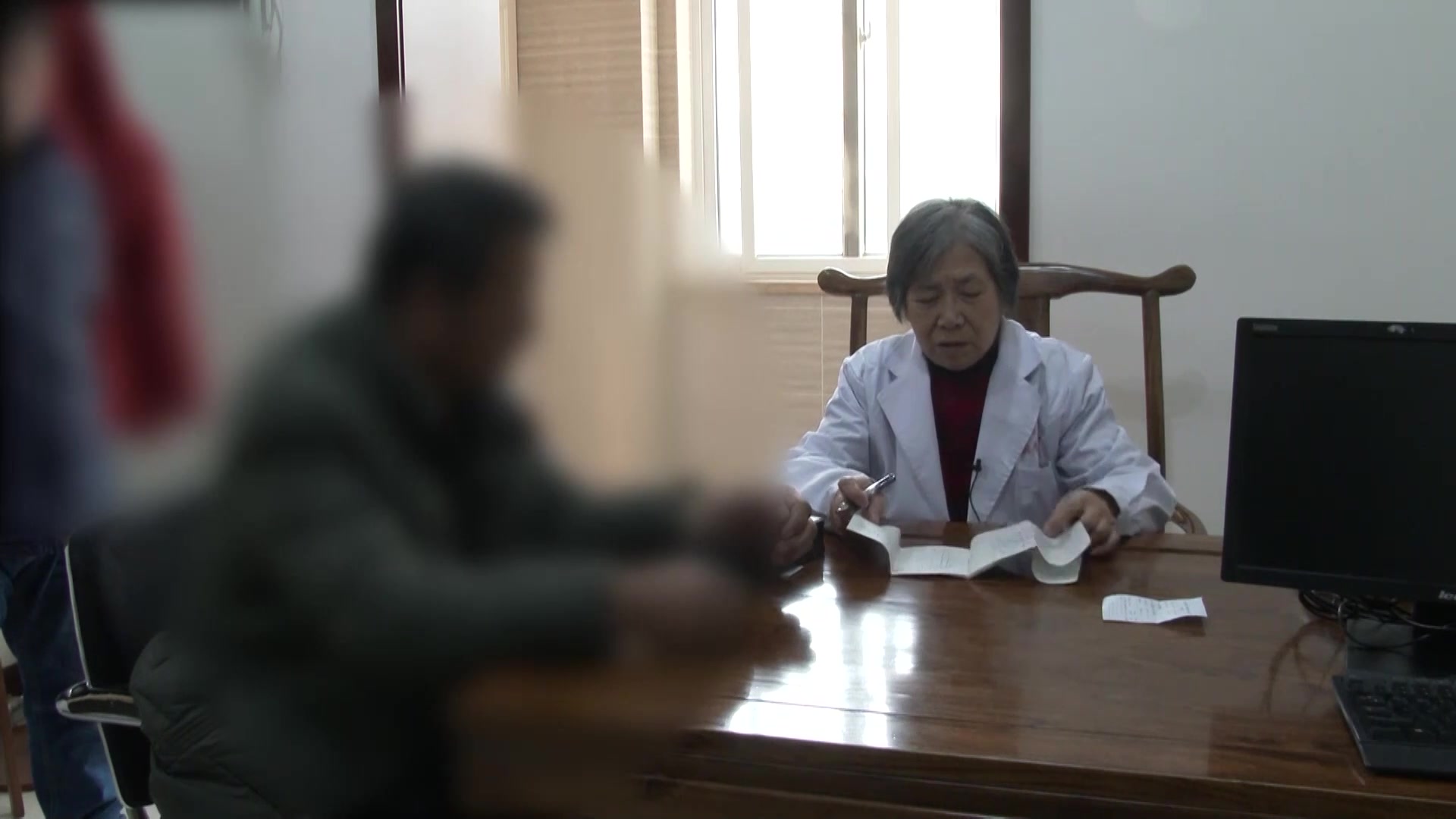 燥证：62岁男性口干口苦伴牙齿早脱的中医治疗