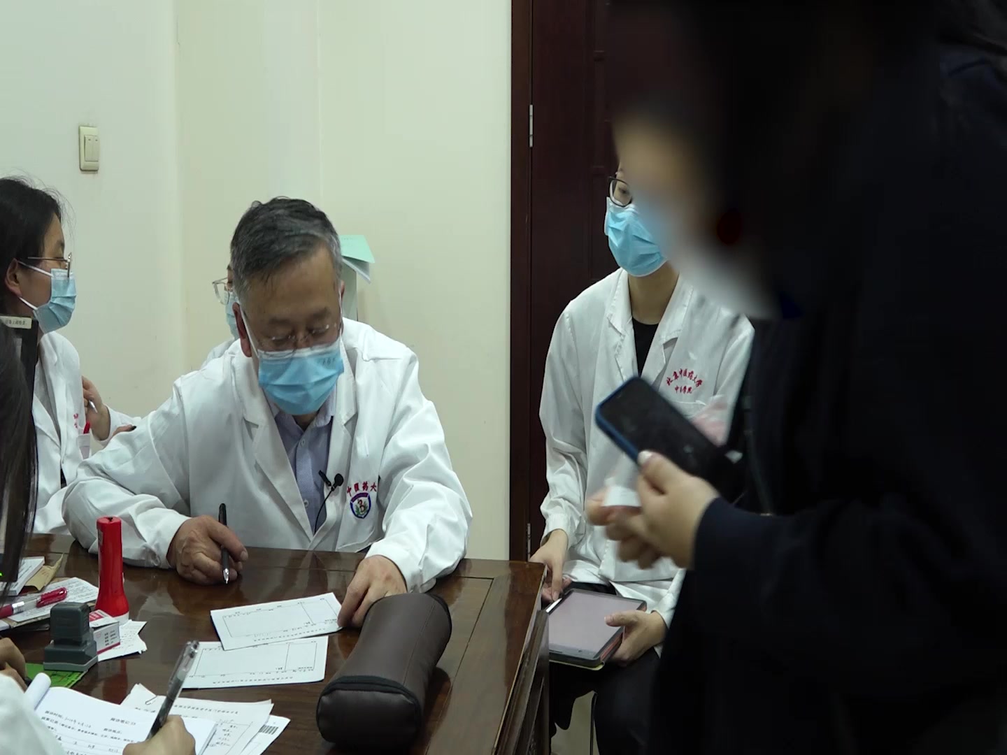 风湿闭阻经络：38岁女性类风湿关节炎合并多系统过敏的中医祛风通络法