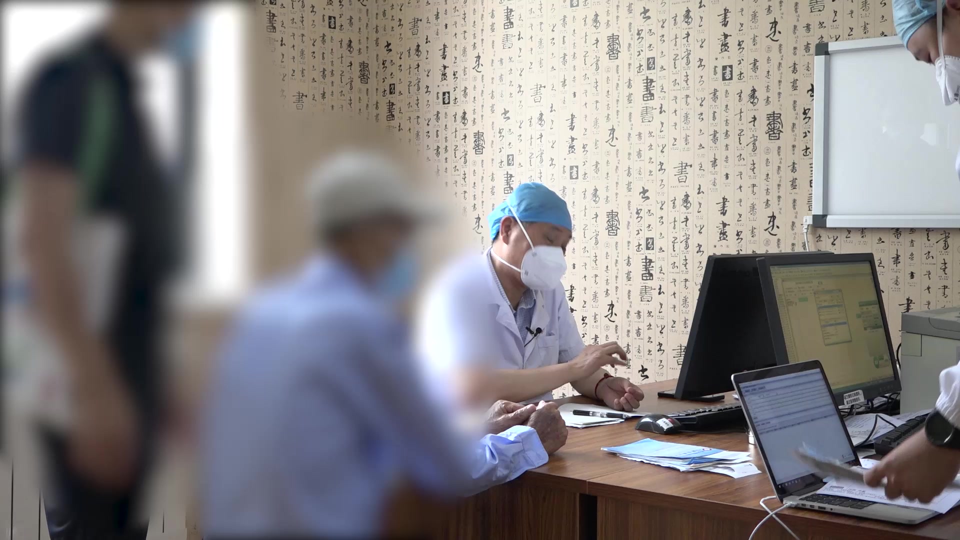 正气亏虚湿热内蕴：74岁肝硬化肝脓肿术后反复发热的扶正防反流法