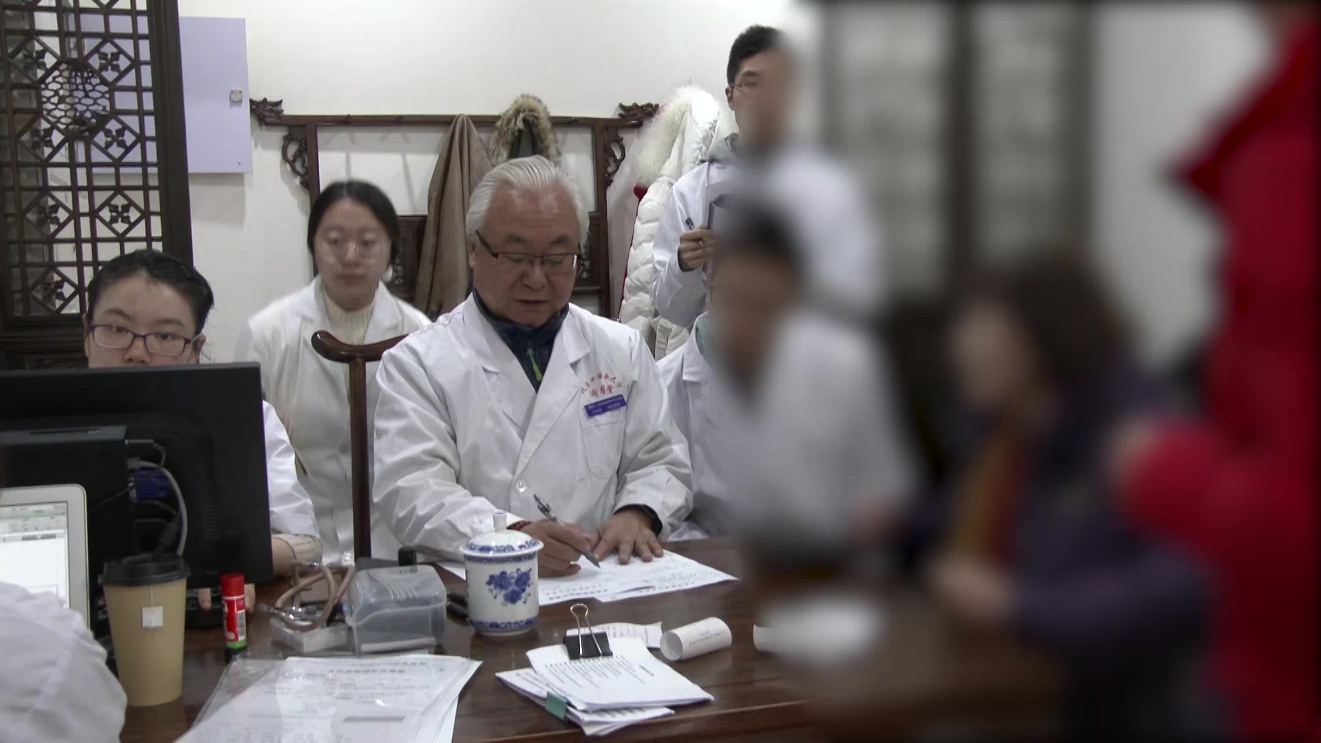 气血亏虚胆腑湿热：77岁老妪胆石症术后残留的补气养血利胆排石法
