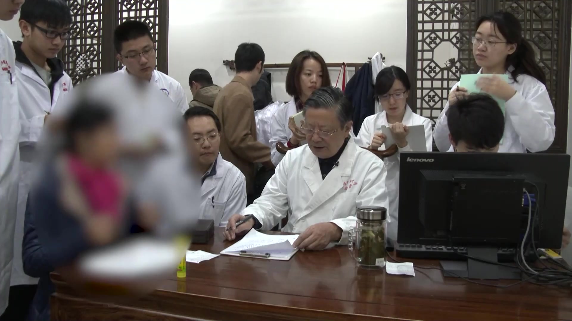 卫阳不固阴虚阳浮：49岁女性头晕血压波动怕风出汗的丸药调治